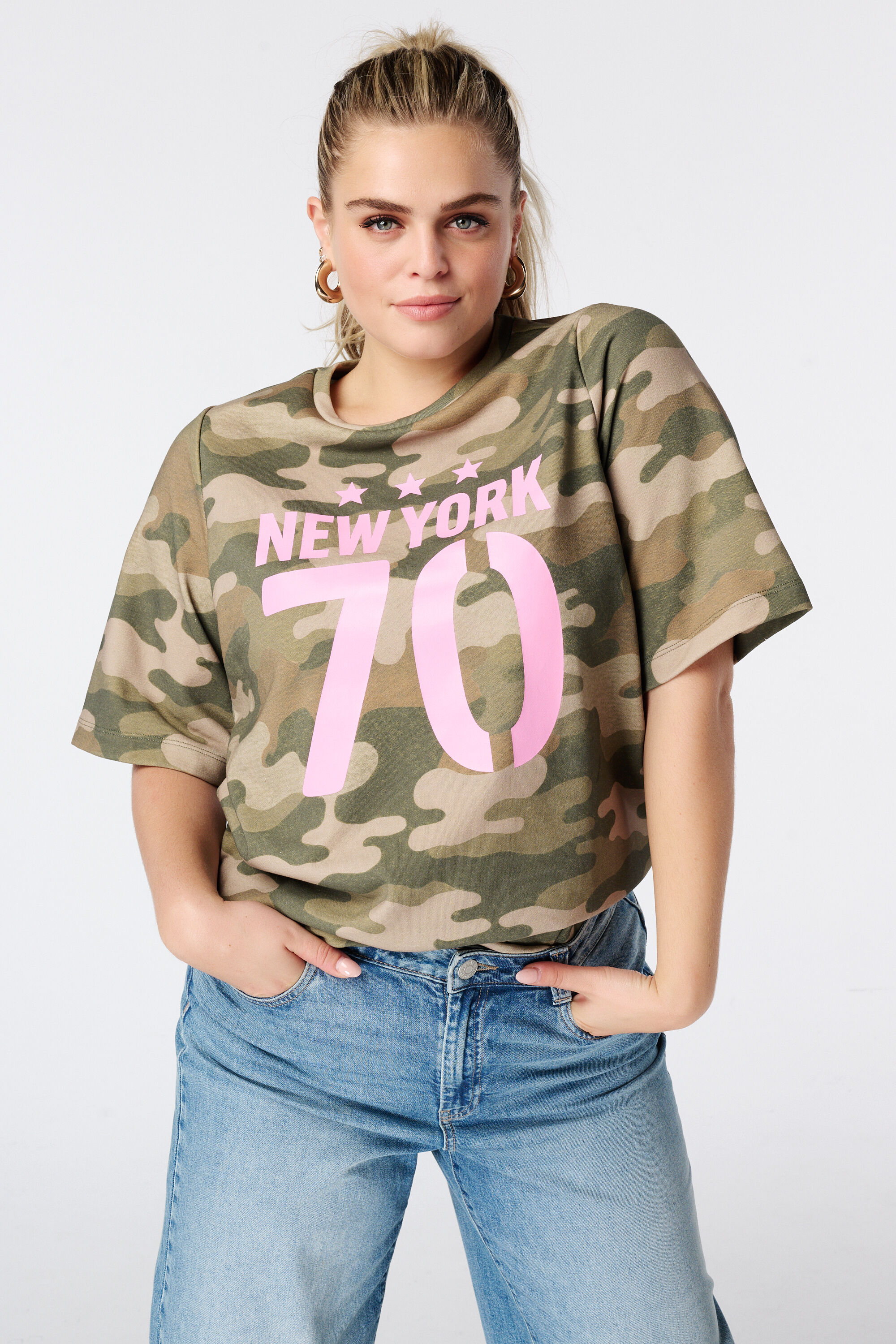 Camiseta con estampado de camuflaje