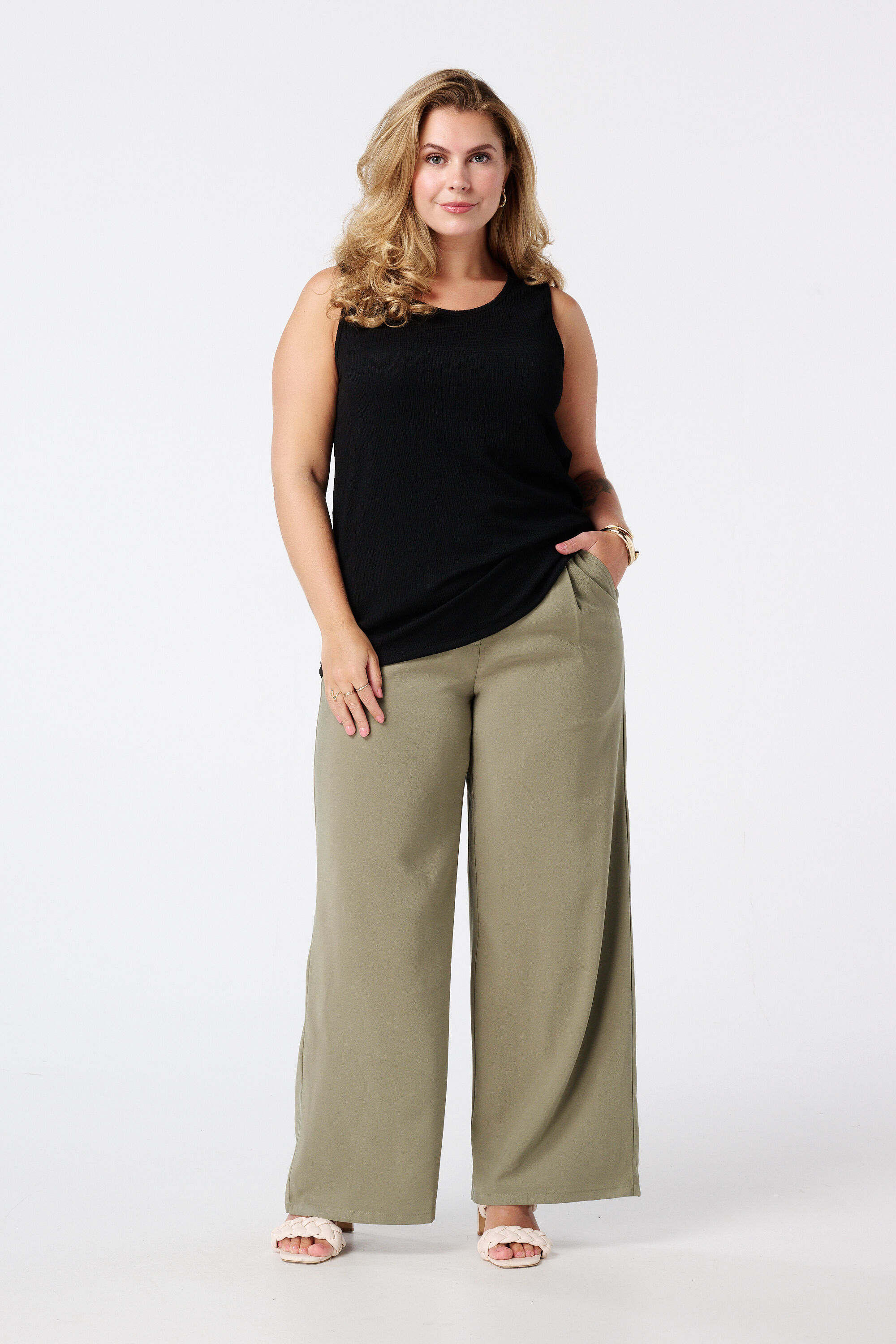 Top sin mangas con cuello redondo  image number 5