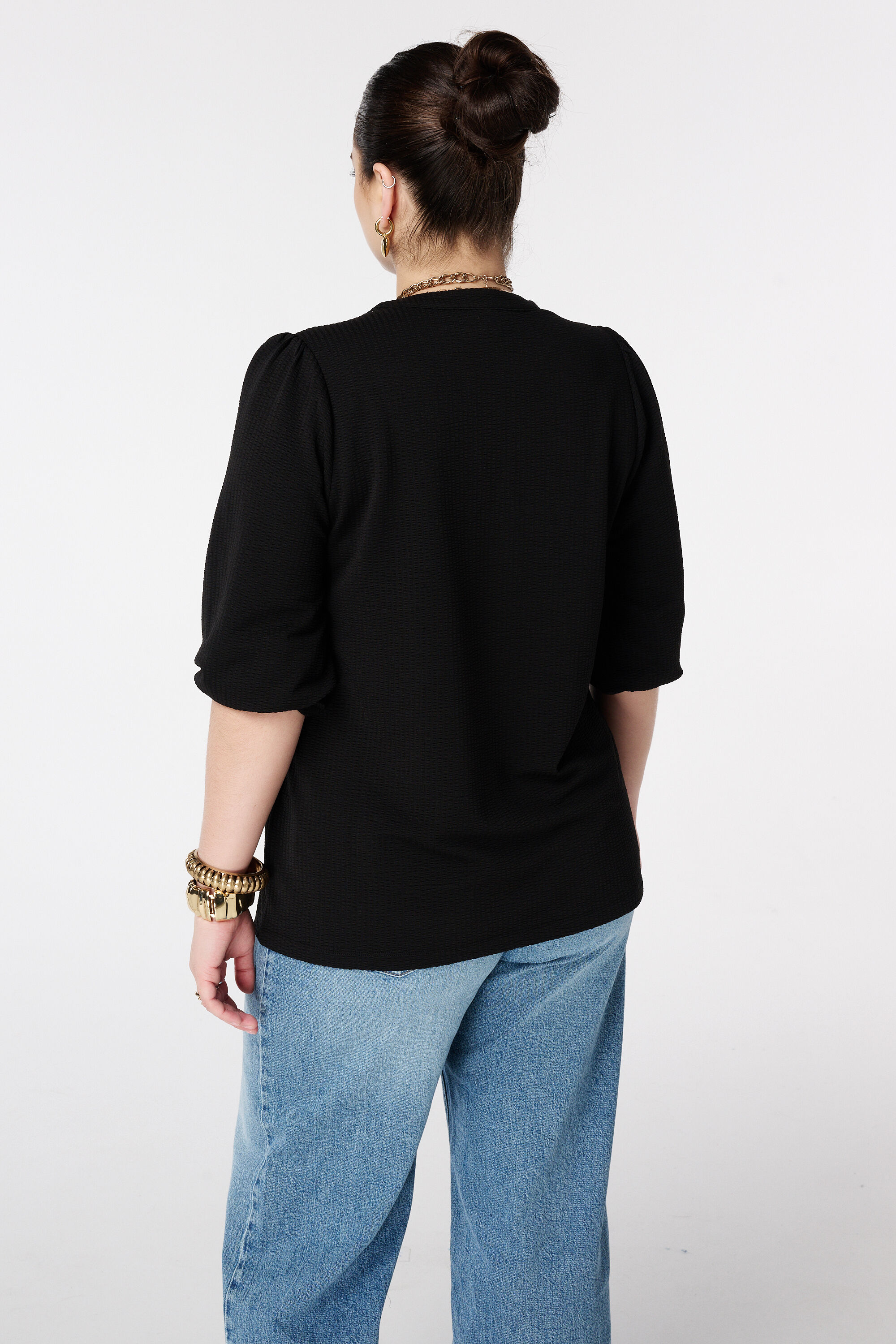 Top con bordado y escote en V image number 3