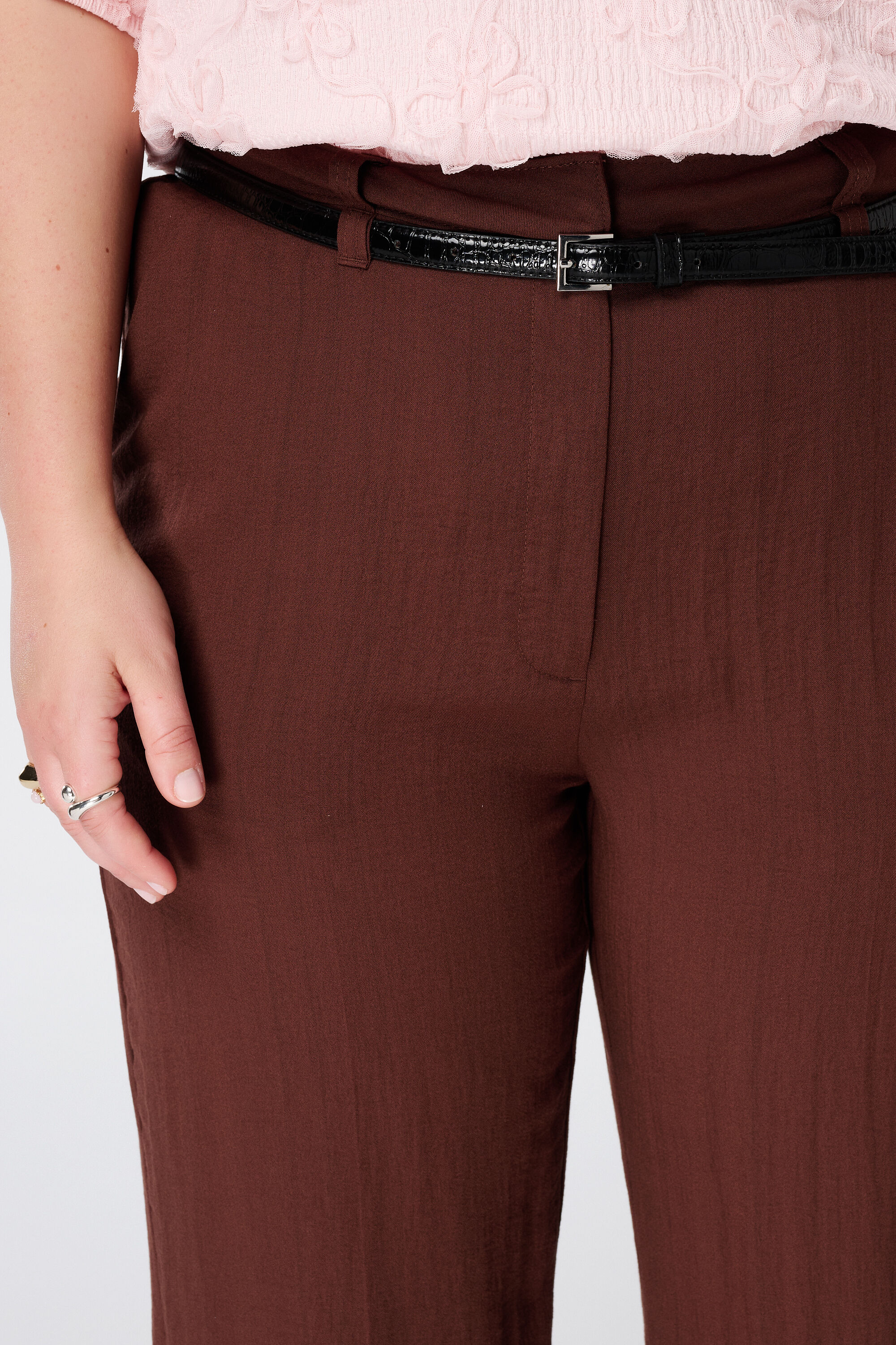 Pantal&oacute;n de lino con cintur&oacute;n image number 4