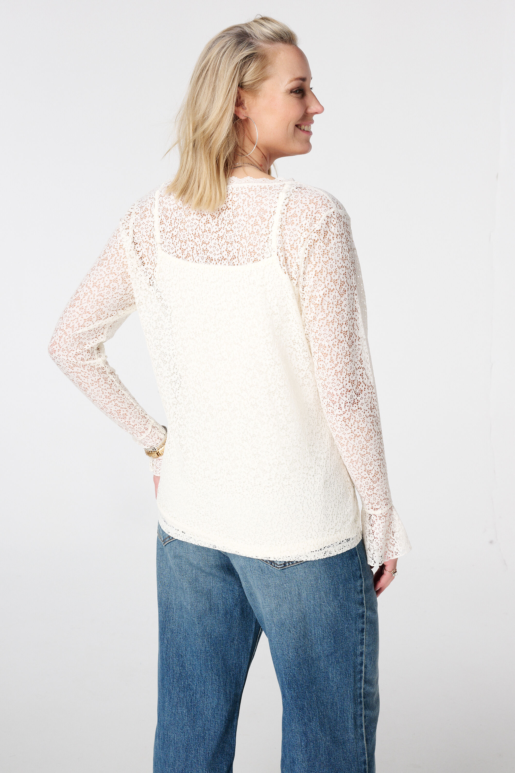 Top de encaje con mangas trompeta image number 3