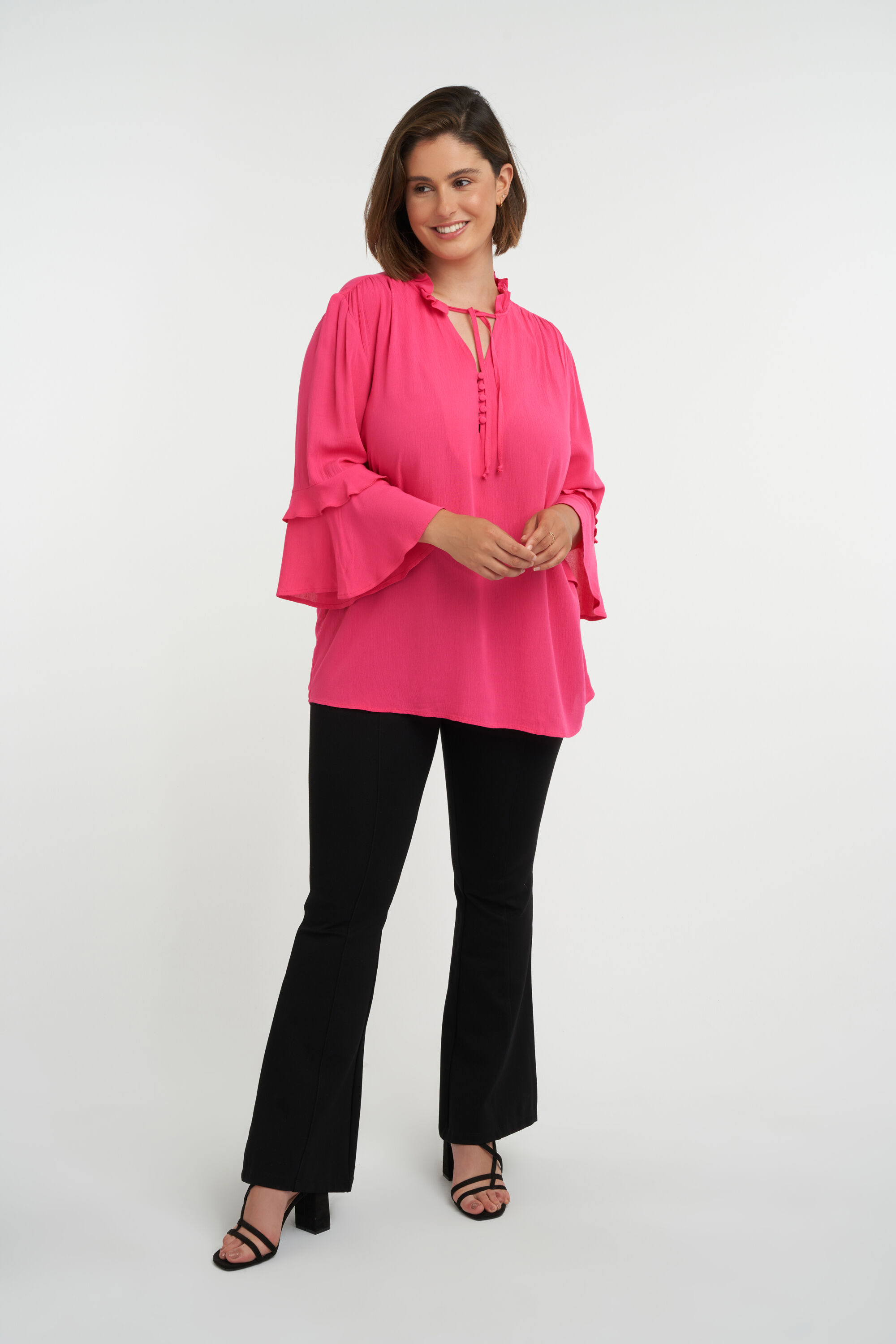 Blusa con volantes y botones image number 6