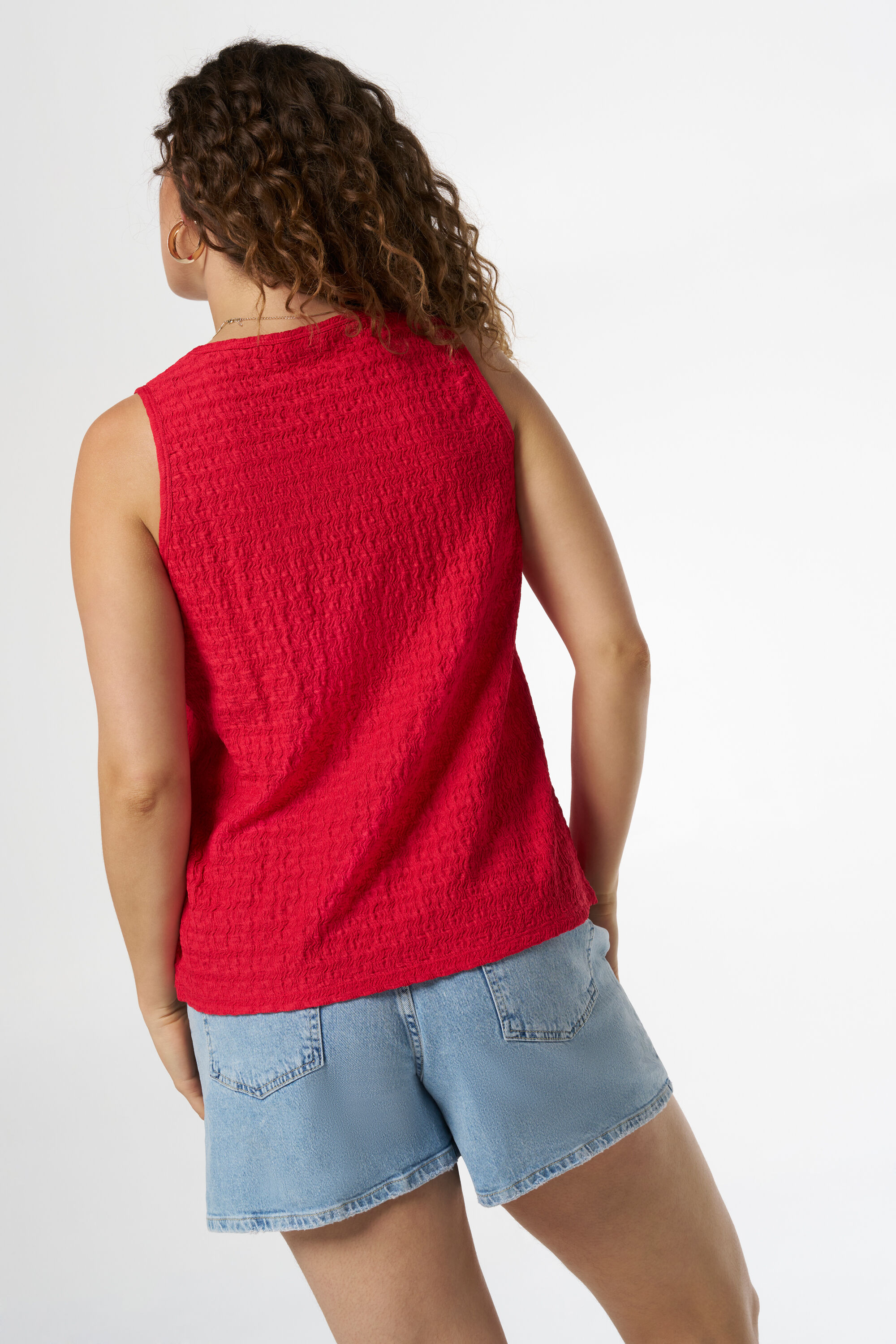 Top sin mangas con textura image number 3