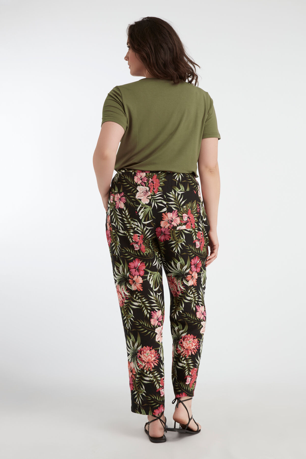 Pantalones holgados con estampado image number 4