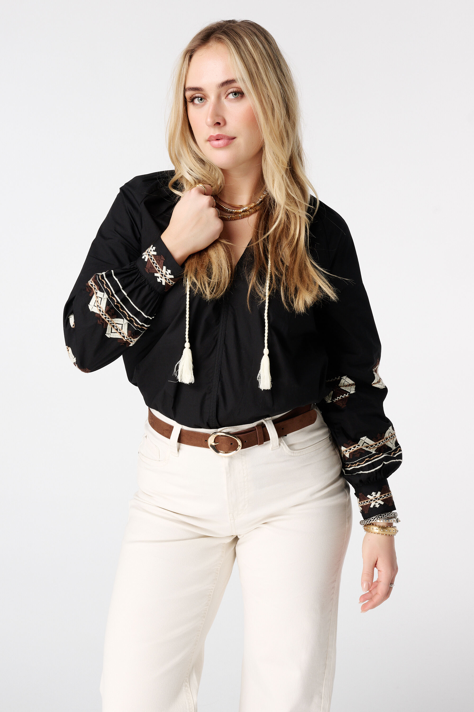 Cintur&oacute;n de antelina con hebilla dorada