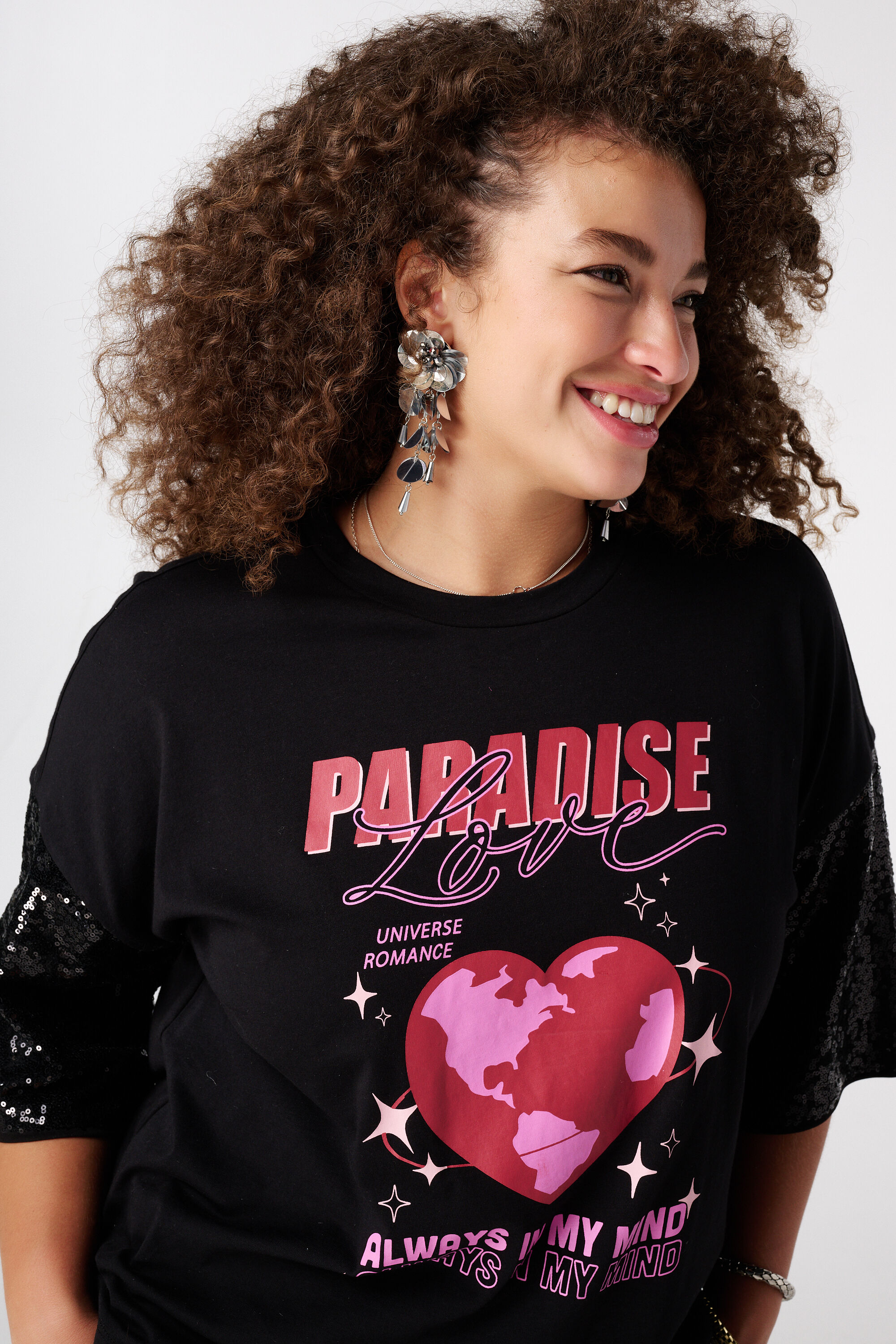 Camiseta oversize con mangas de lentejuelas image number 4