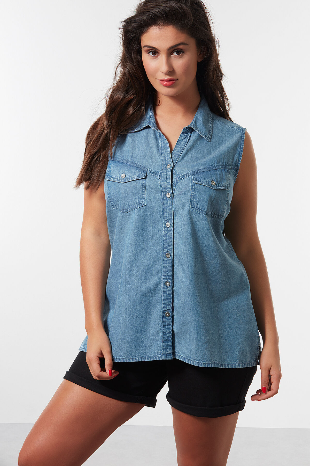 Blusa vaquera sin mangas con bordados image number 3