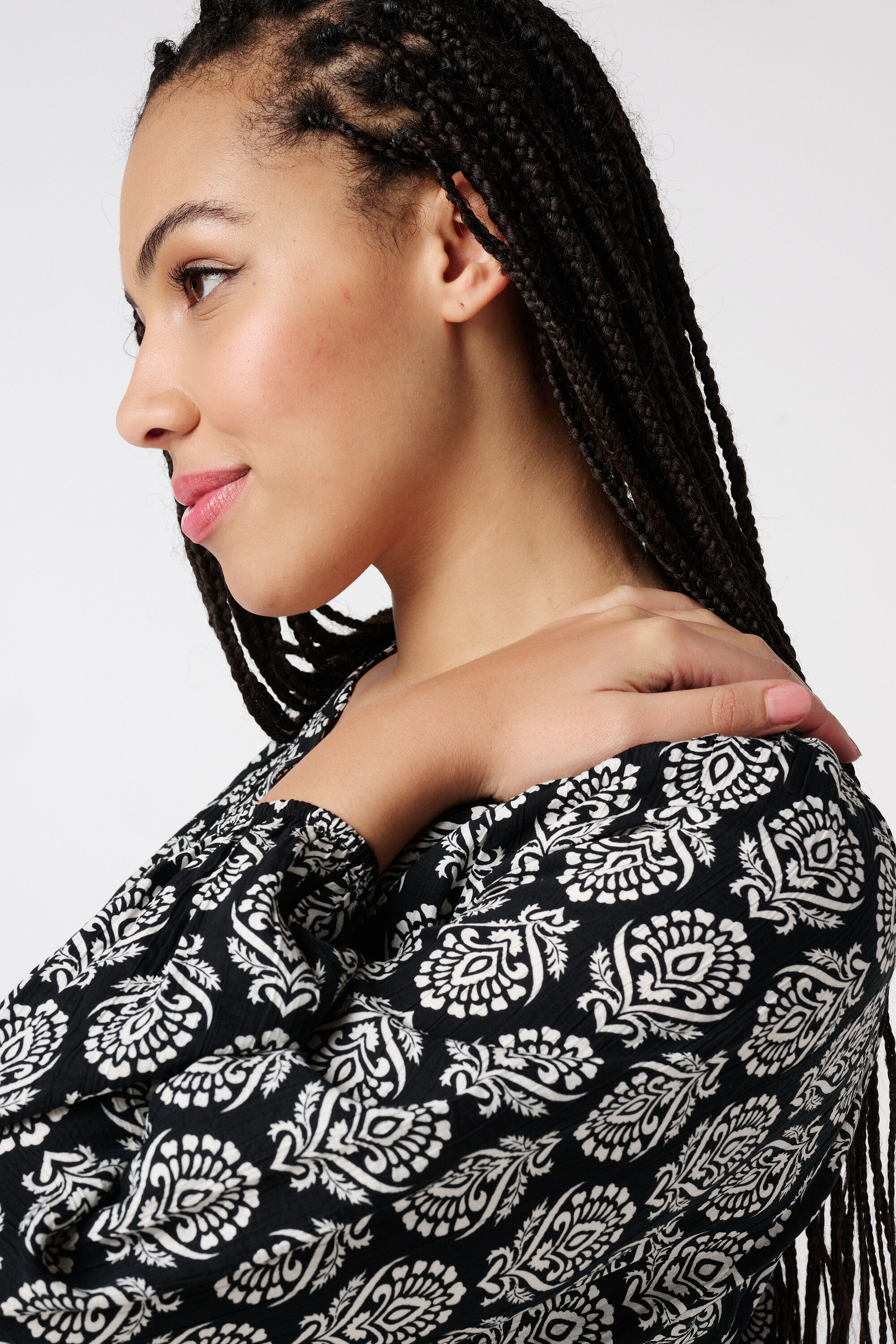 Blusa con detalle fruncido y estampado image number 4