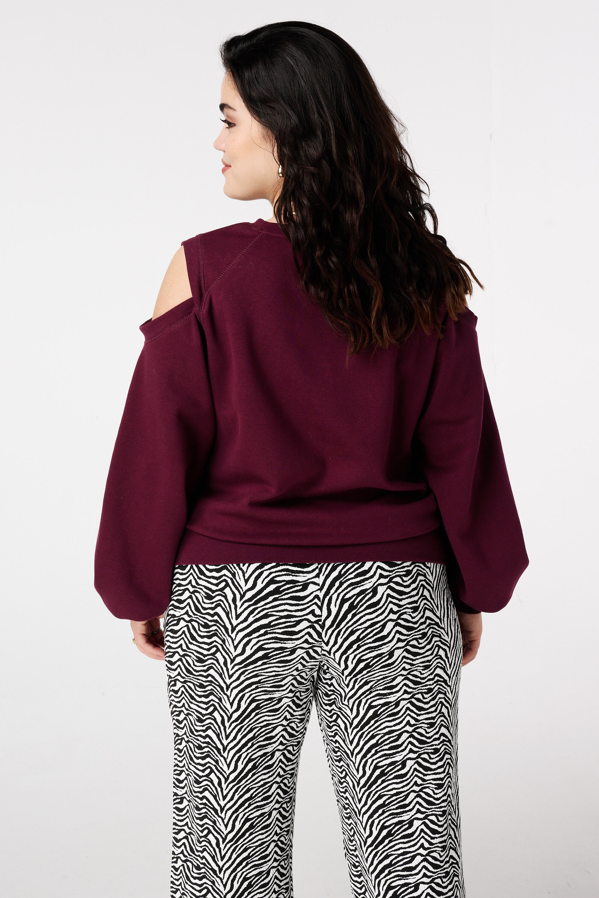 Su&eacute;ter con hombros descubiertos image number 3