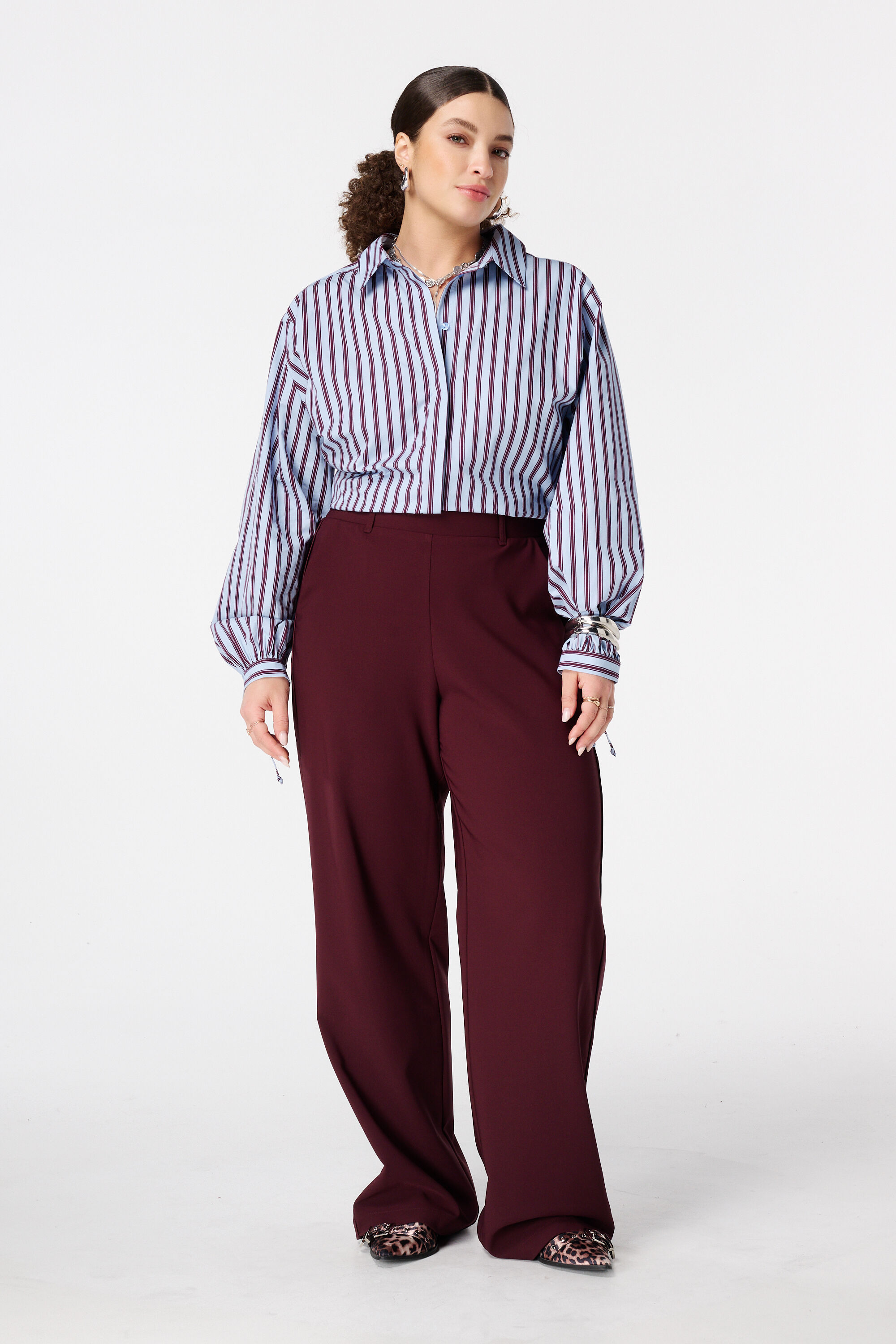 Pantal&oacute;n con raya lateral