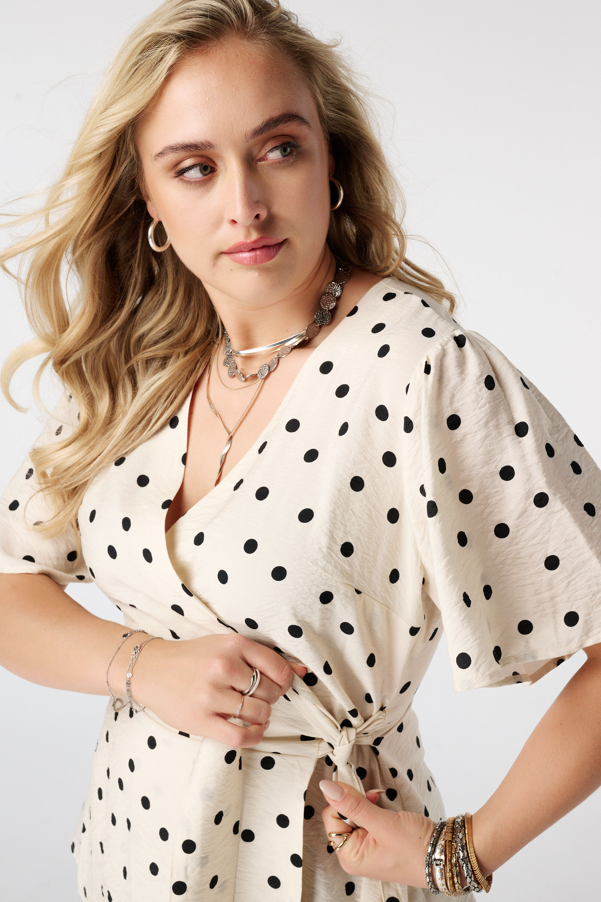 Blusa cruzada con estampado de lunares image number 4