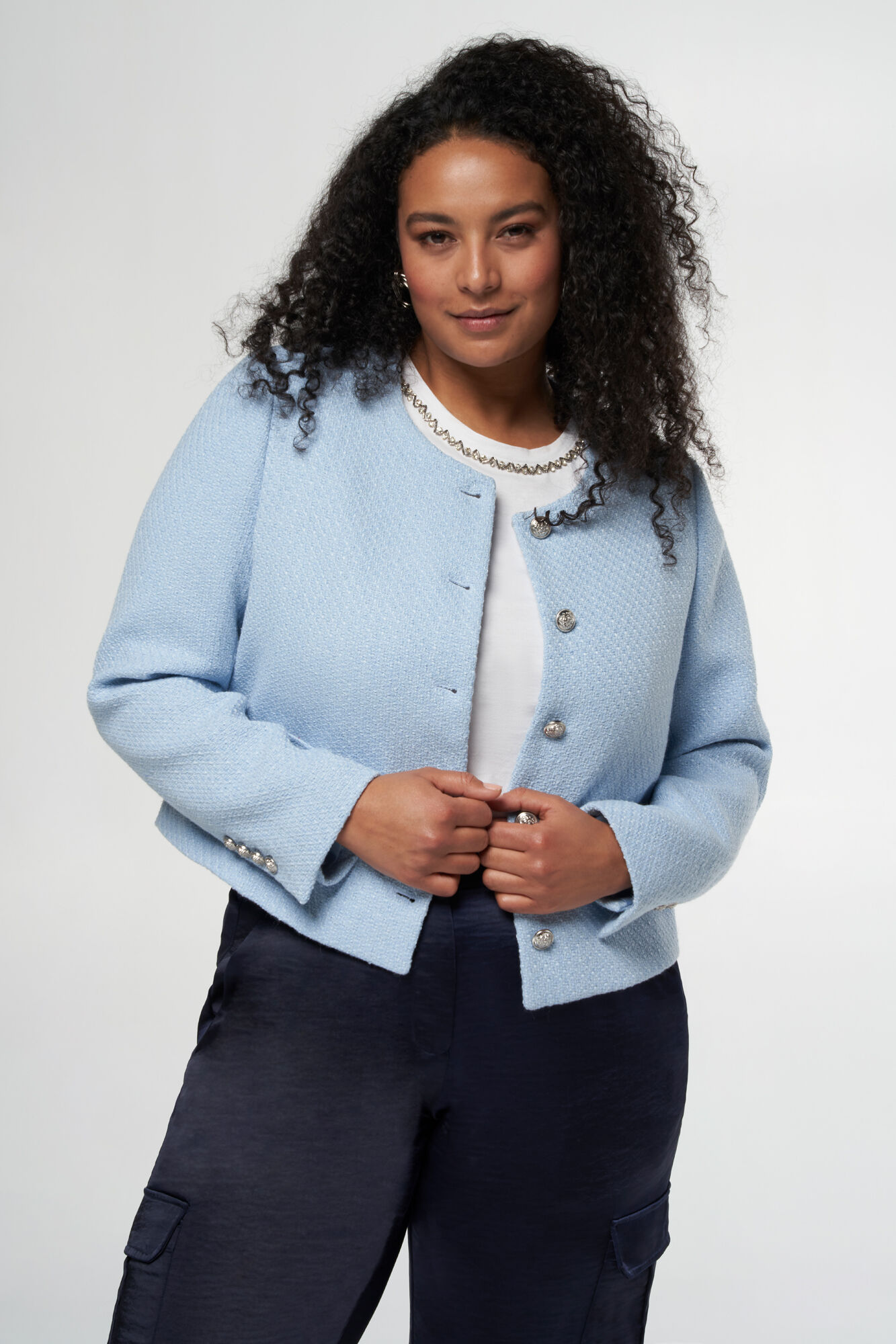 Chaqueta corta de tweed con botones met&aacute;licos image number 6