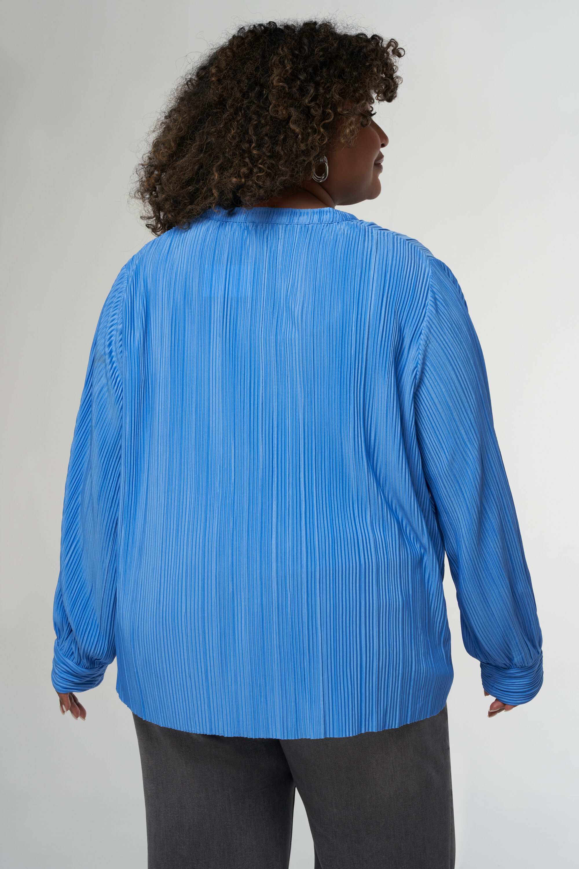 Top de corte recto con escote en V  image number 3