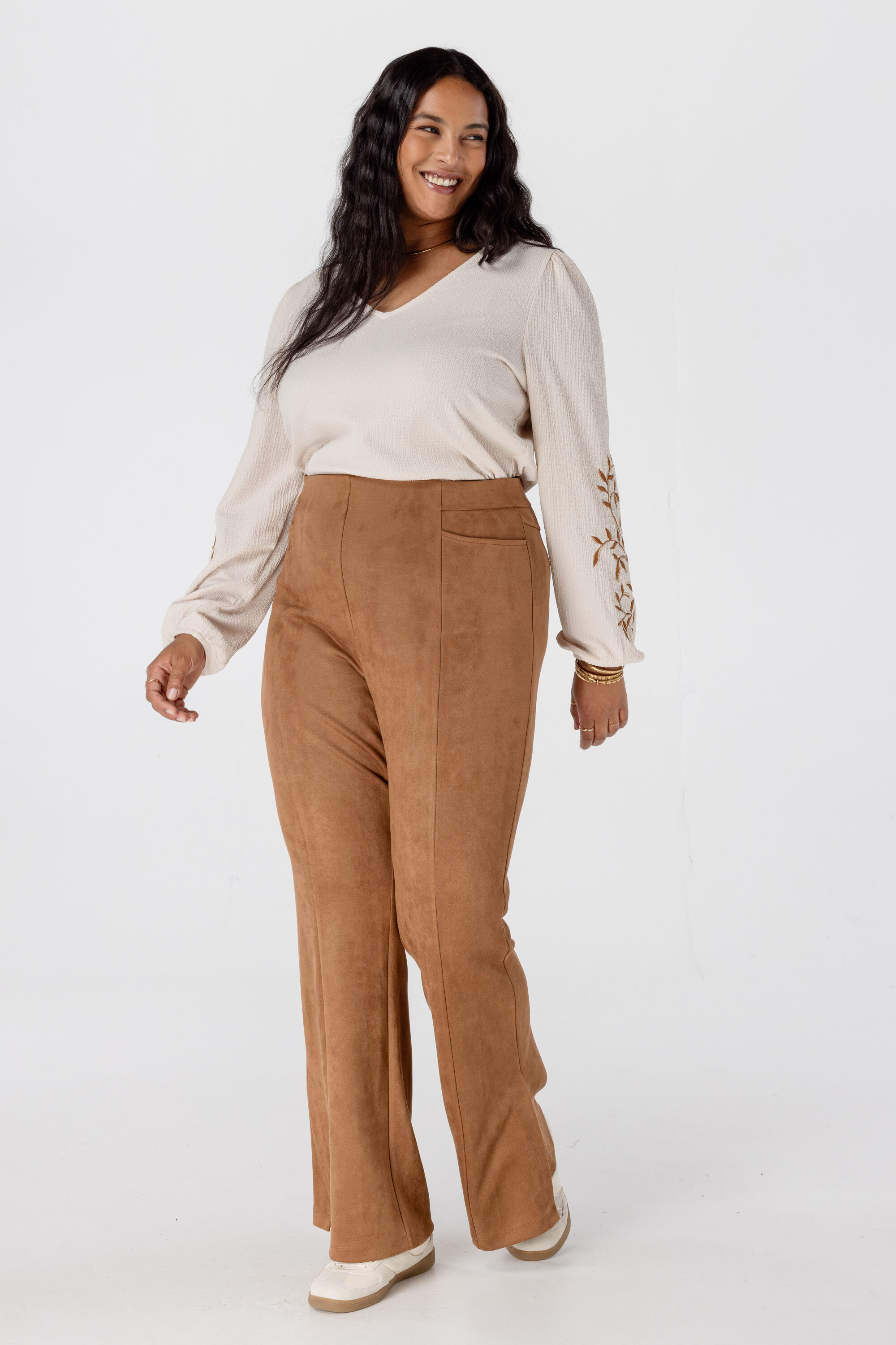 Pantalones acampanados con aspecto de ante image number 6