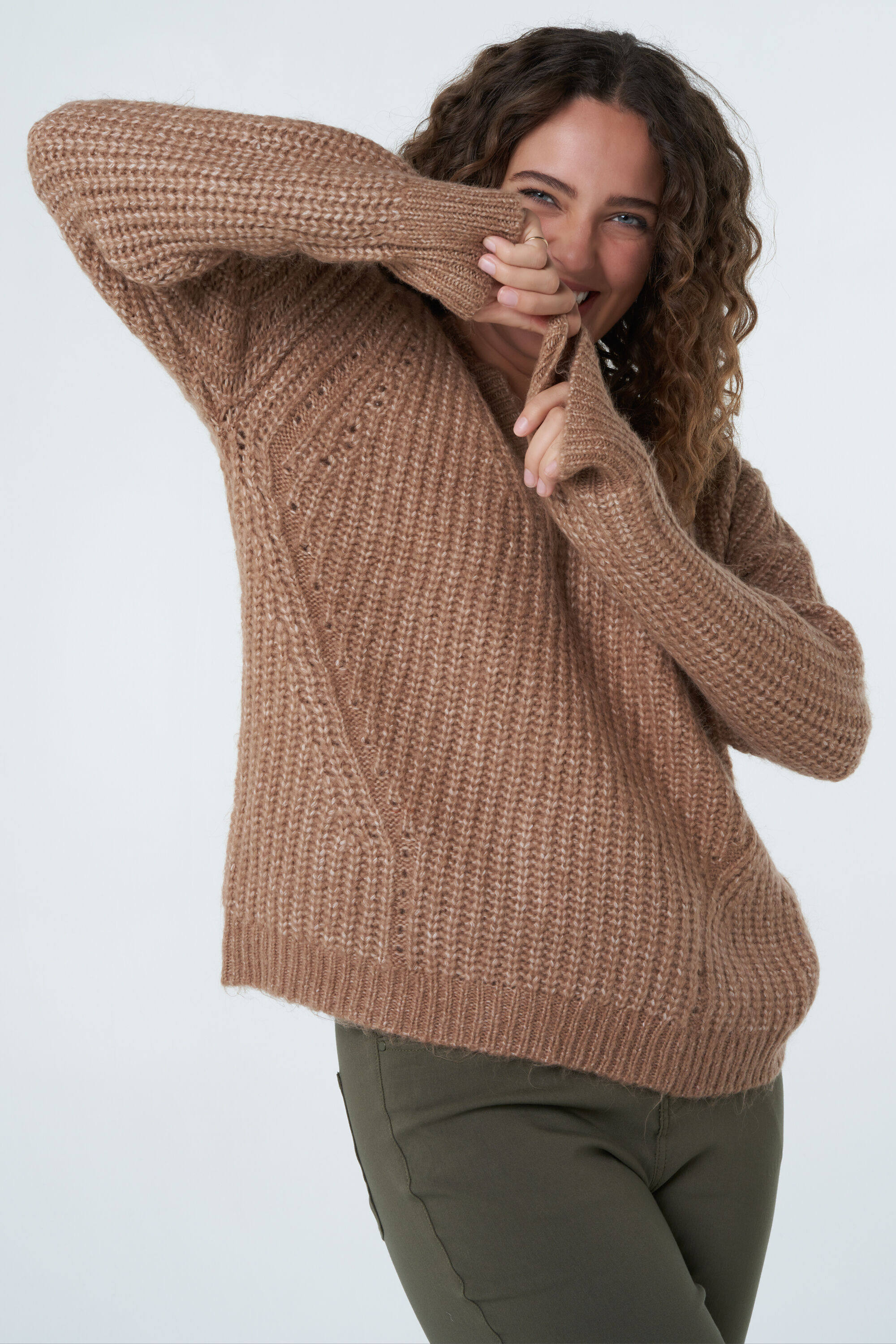 Su&eacute;ter de punto grueso con escote en V image number 6