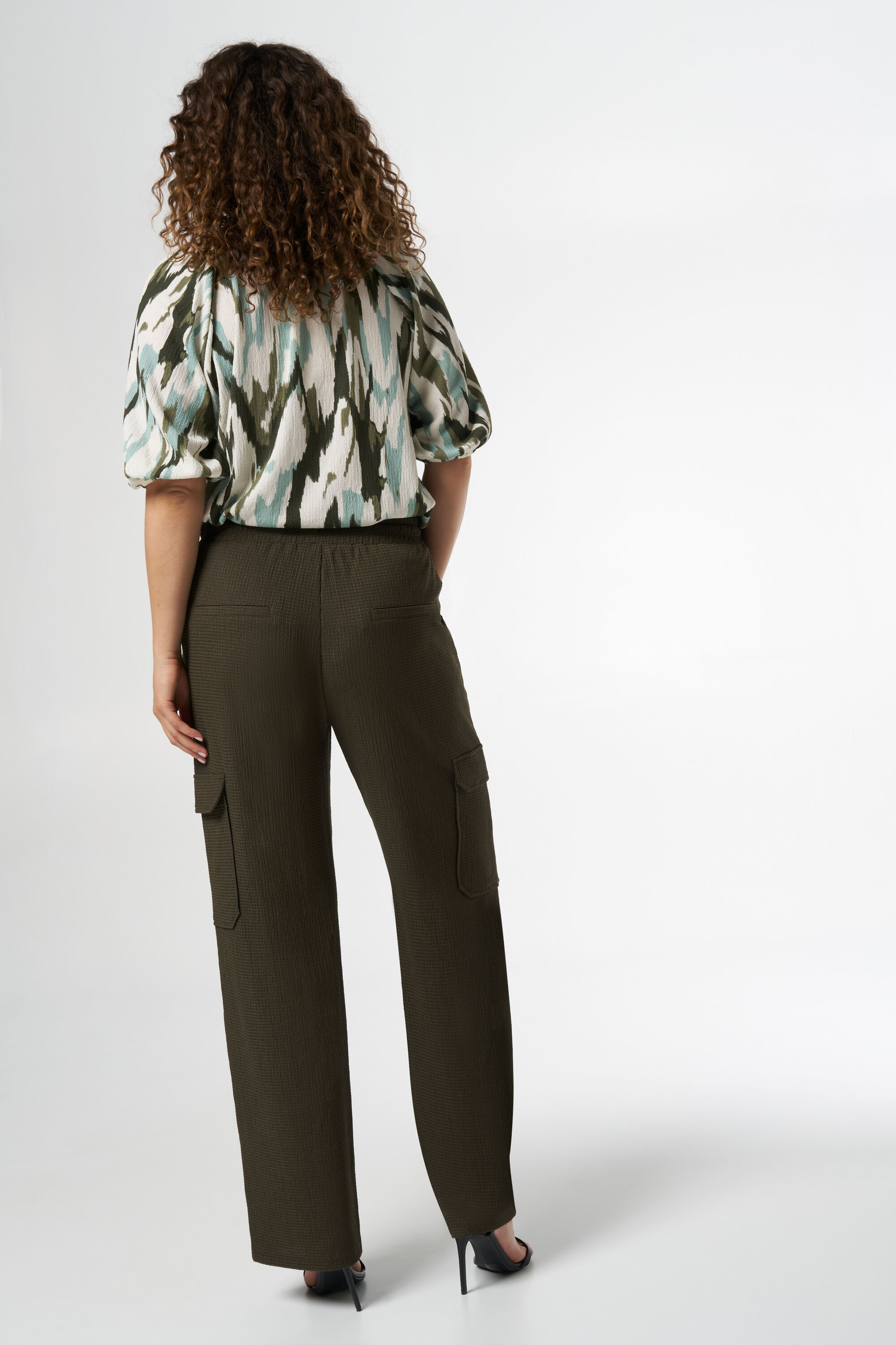 Pantalones cargo  image number 3