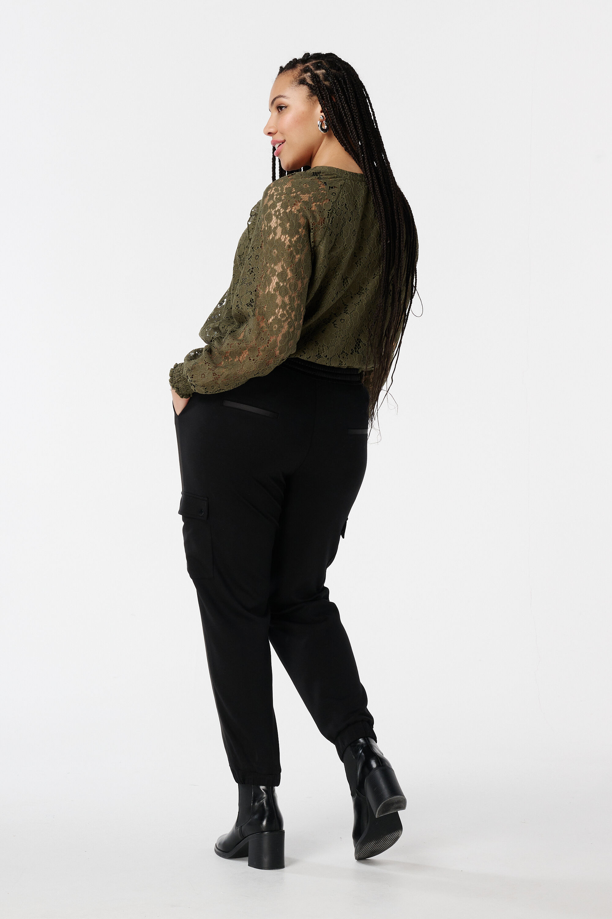 Pantalones de ch&aacute;ndal con bolsillos image number 3