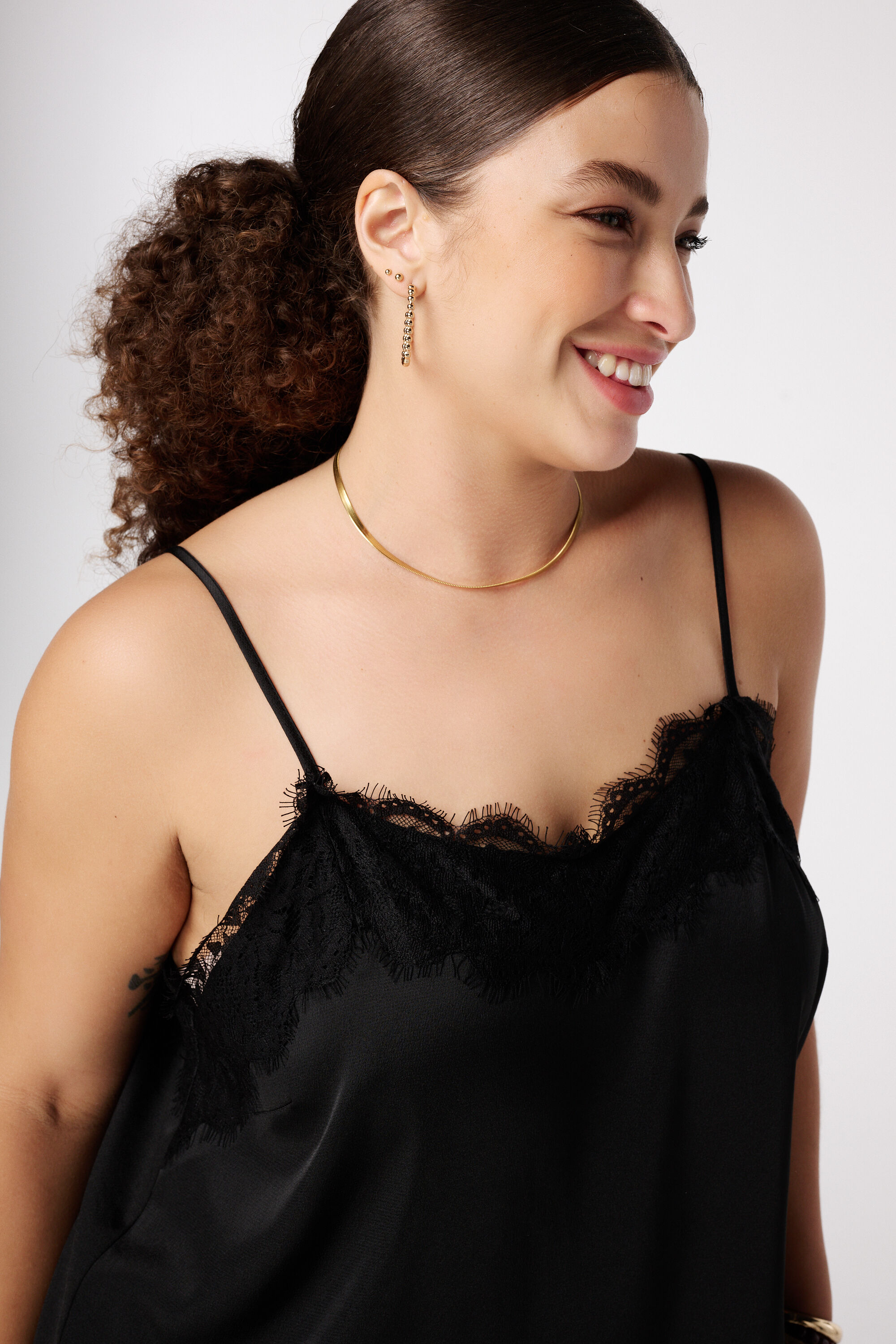 Blusa espagueti con encaje image number 4