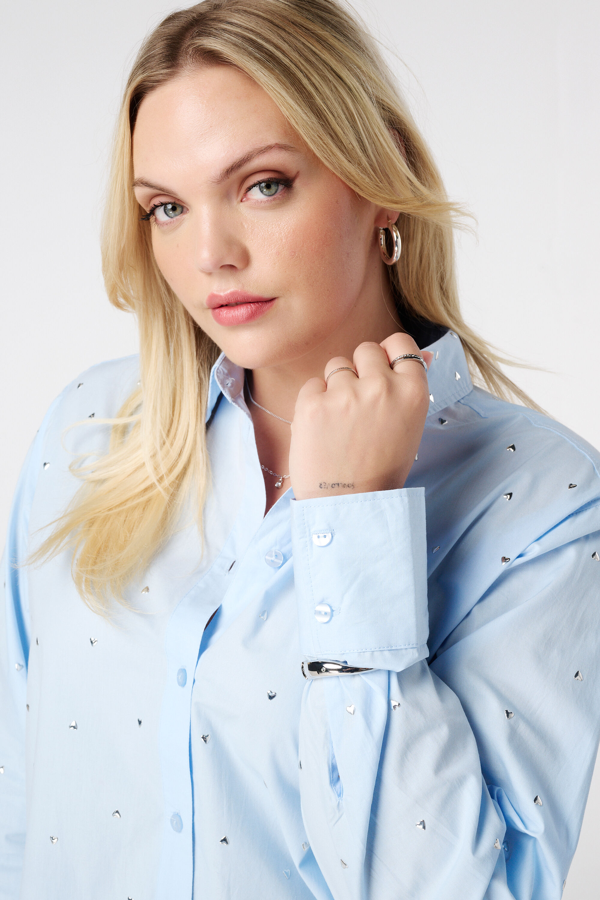 Blusa con tachuelas image number 4