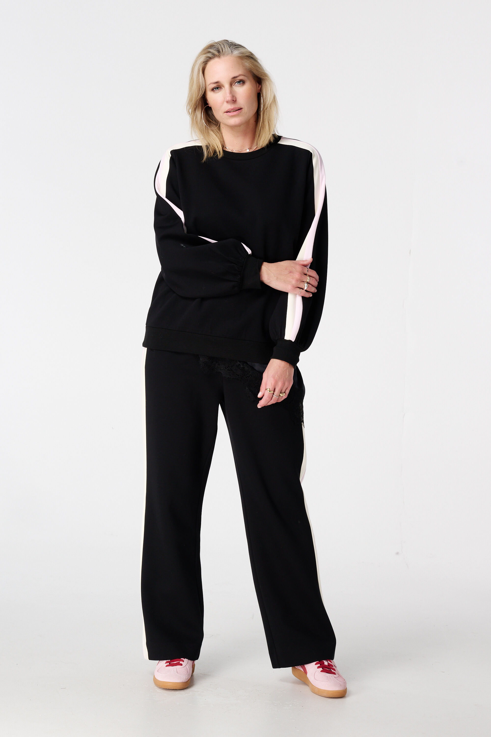 Su&eacute;ter con mangas globo y rayas deportivas image number 5