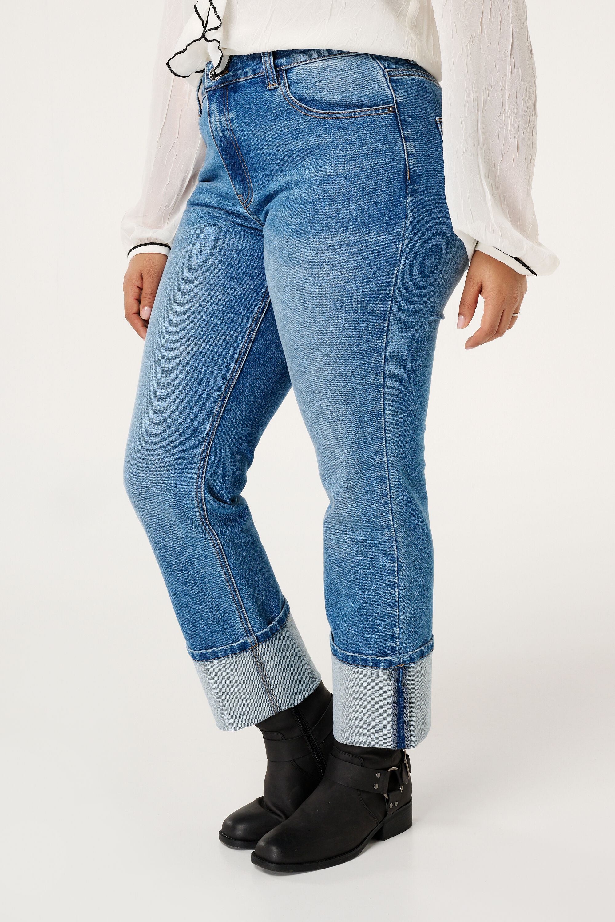 Vaqueros con perneras rectas y vuelta image number 5