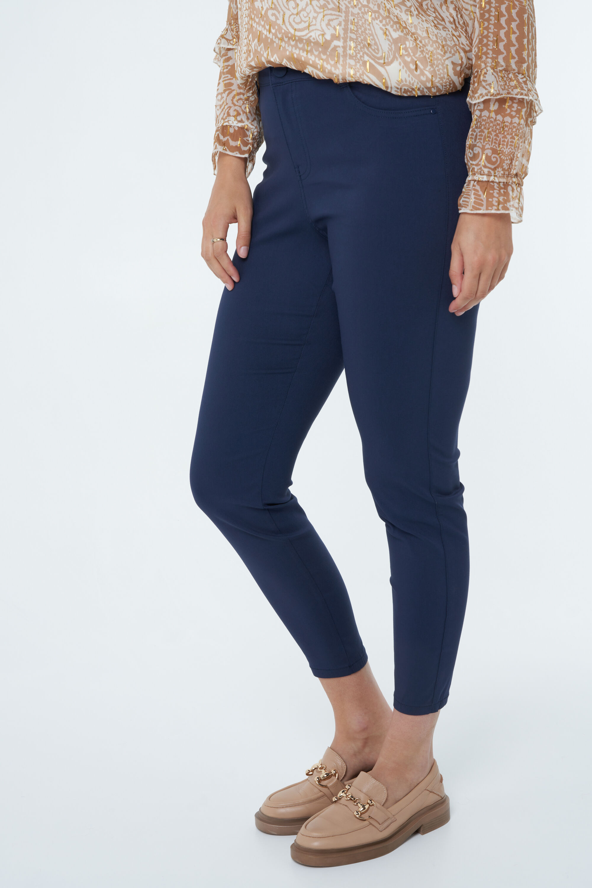 Pantalones de pernera ajustada image number 6