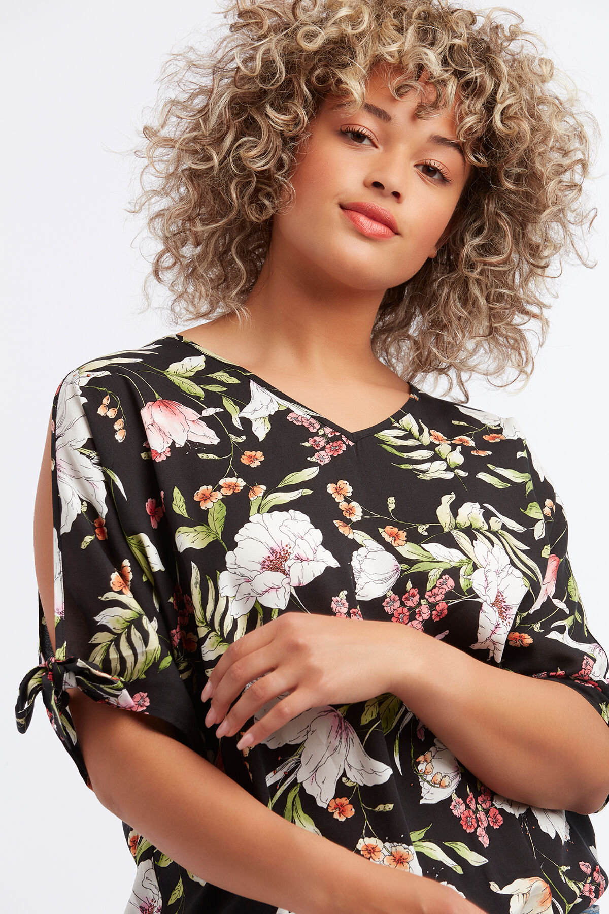 Blusa con un bot&oacute;n como detalle   image number 4