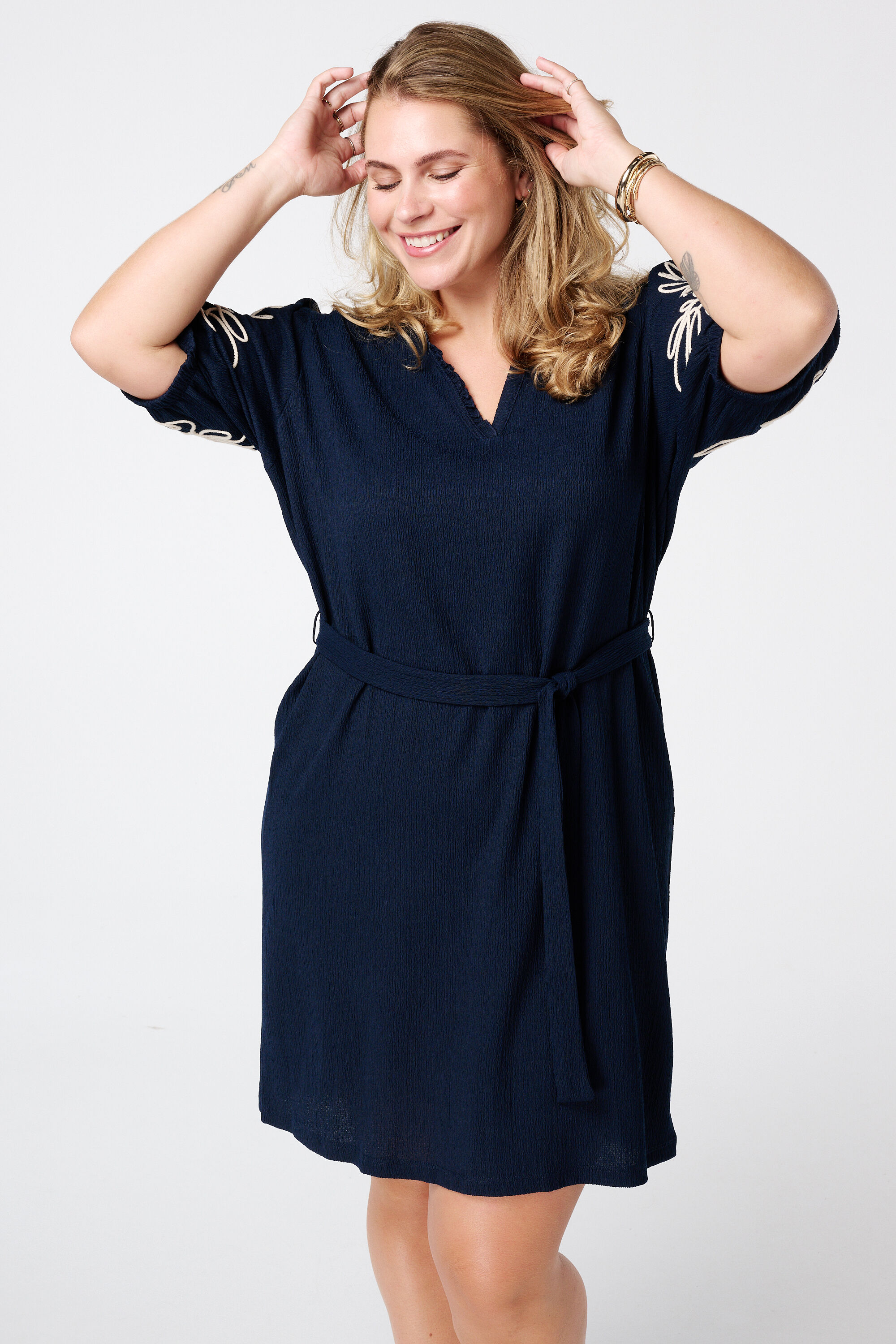 Vestido con detalles en las mangas image number 5