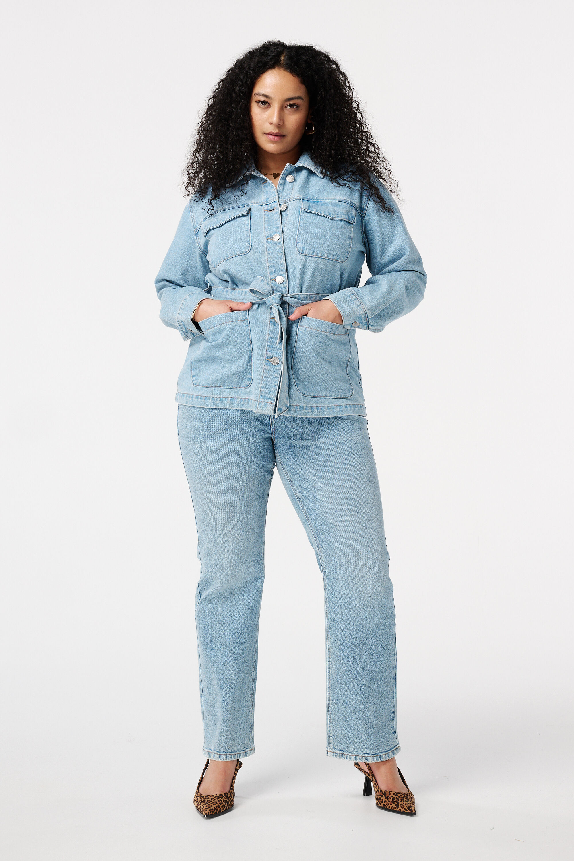 Cazadora vaquera con cinto image number 5