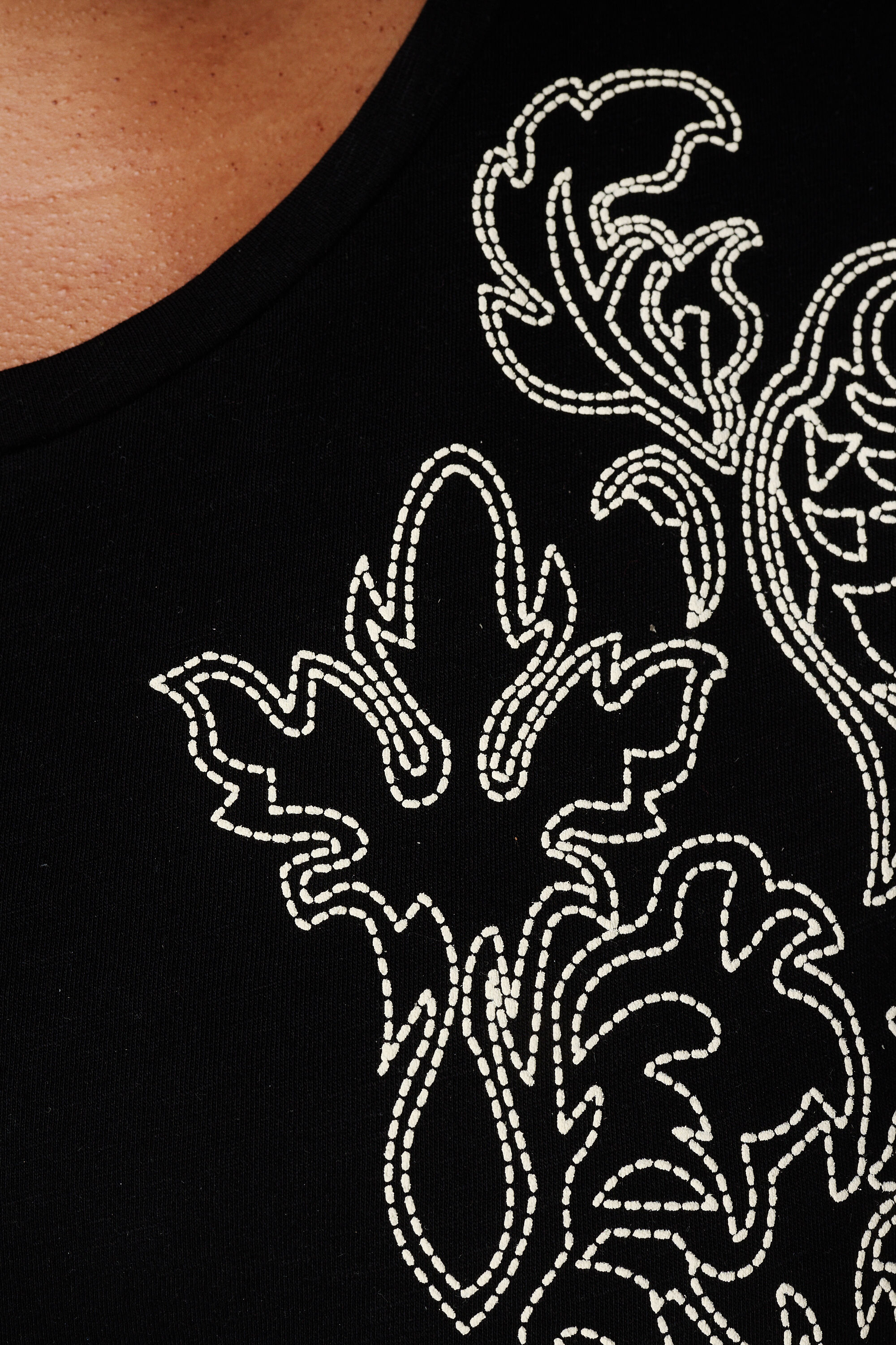 Camiseta con adornos image number 6