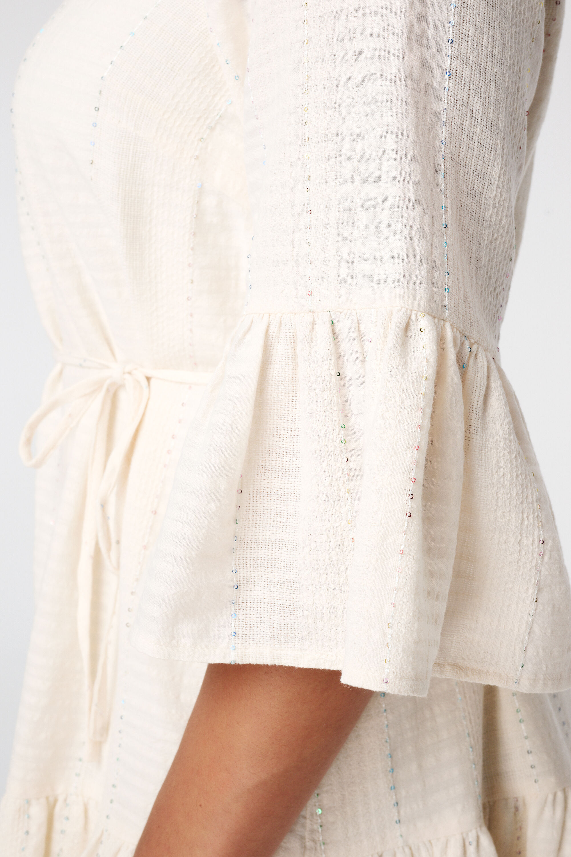 Vestido con lentejuelas decorativas image number 6