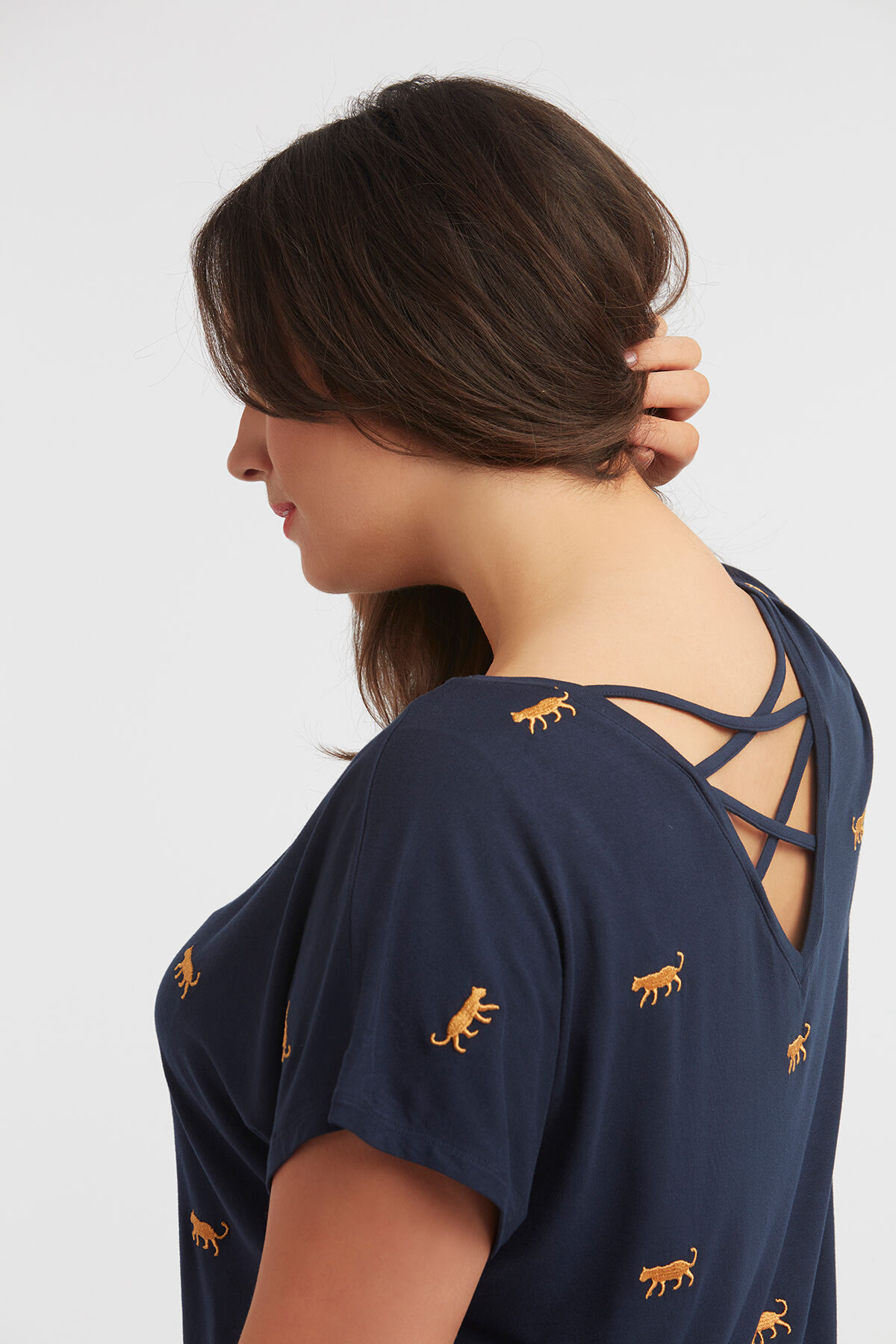 Camiseta con bordado y tiras cruzadas image number 3