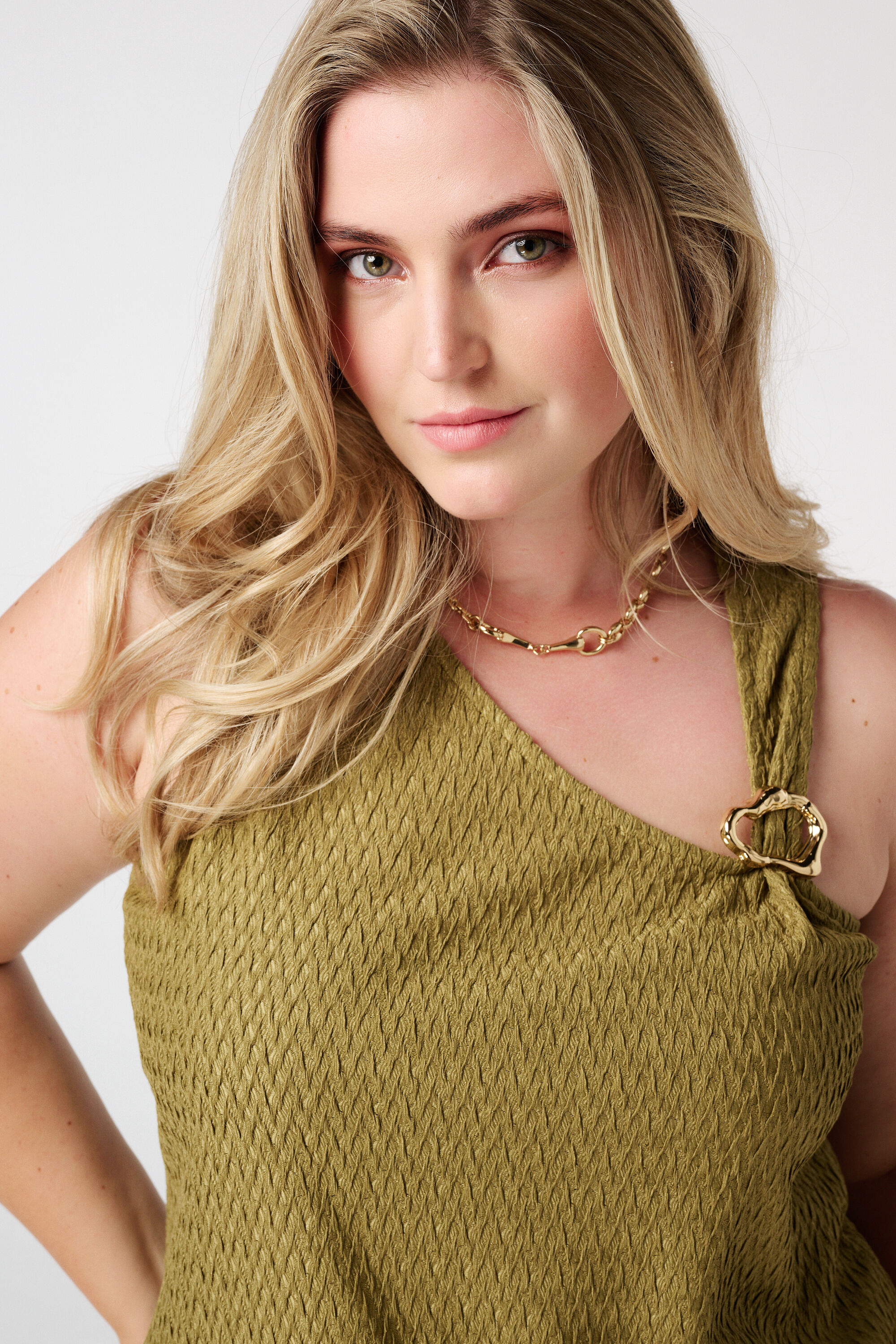 Top asim&eacute;trico con detalle decorativo image number 4