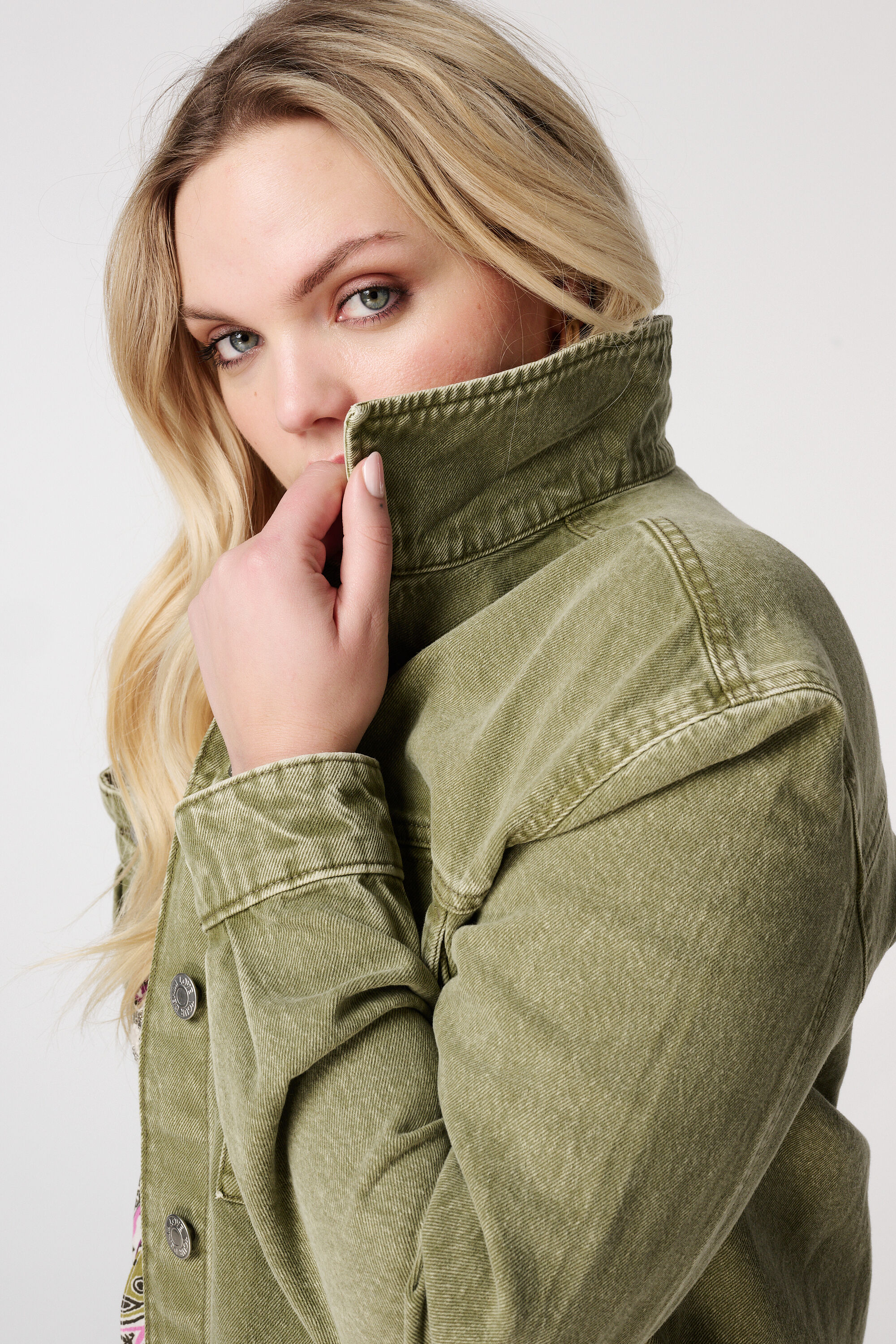 Chaqueta denim de color verde image number 4