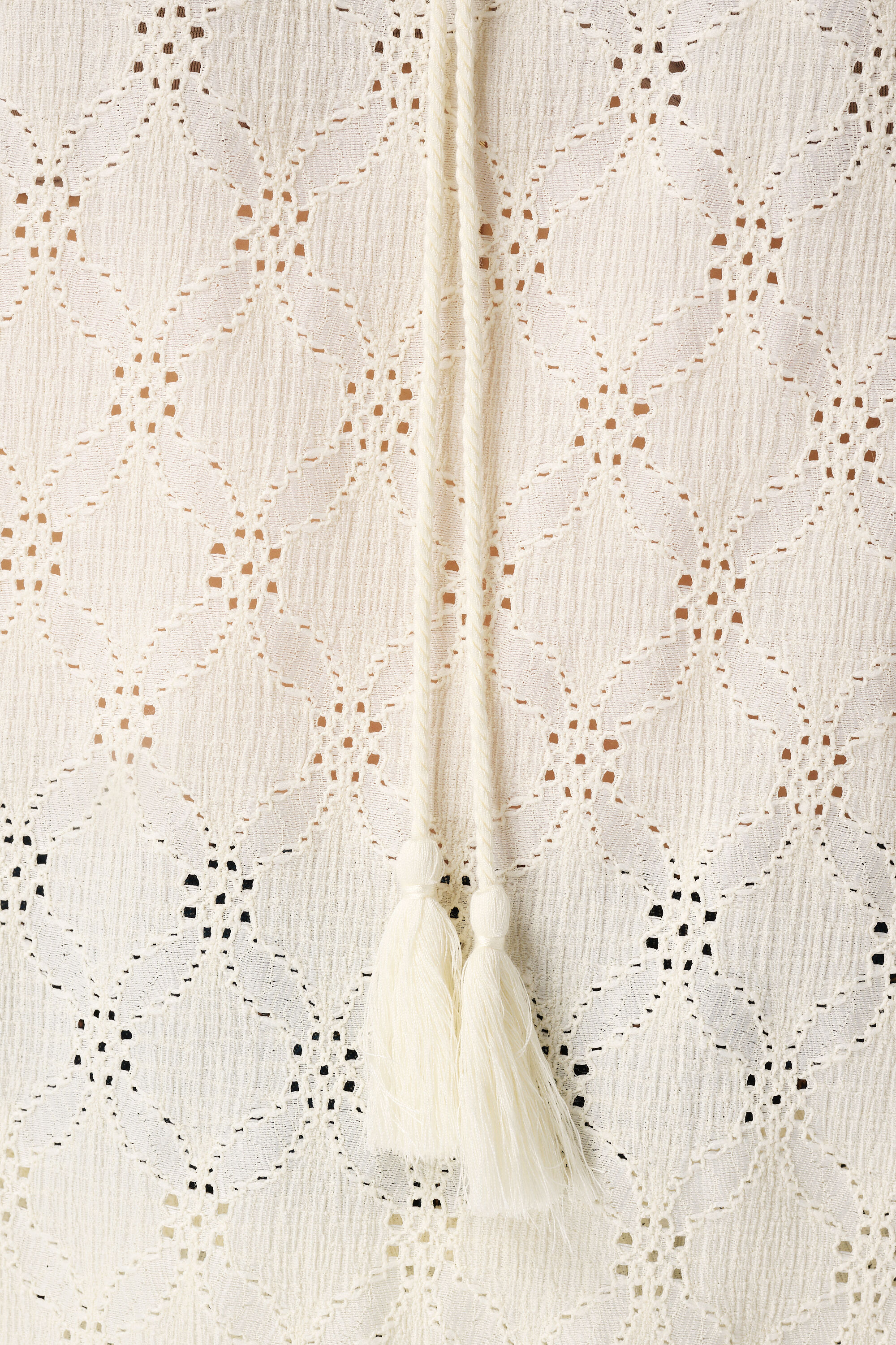 Top de encaje con borlas image number 6