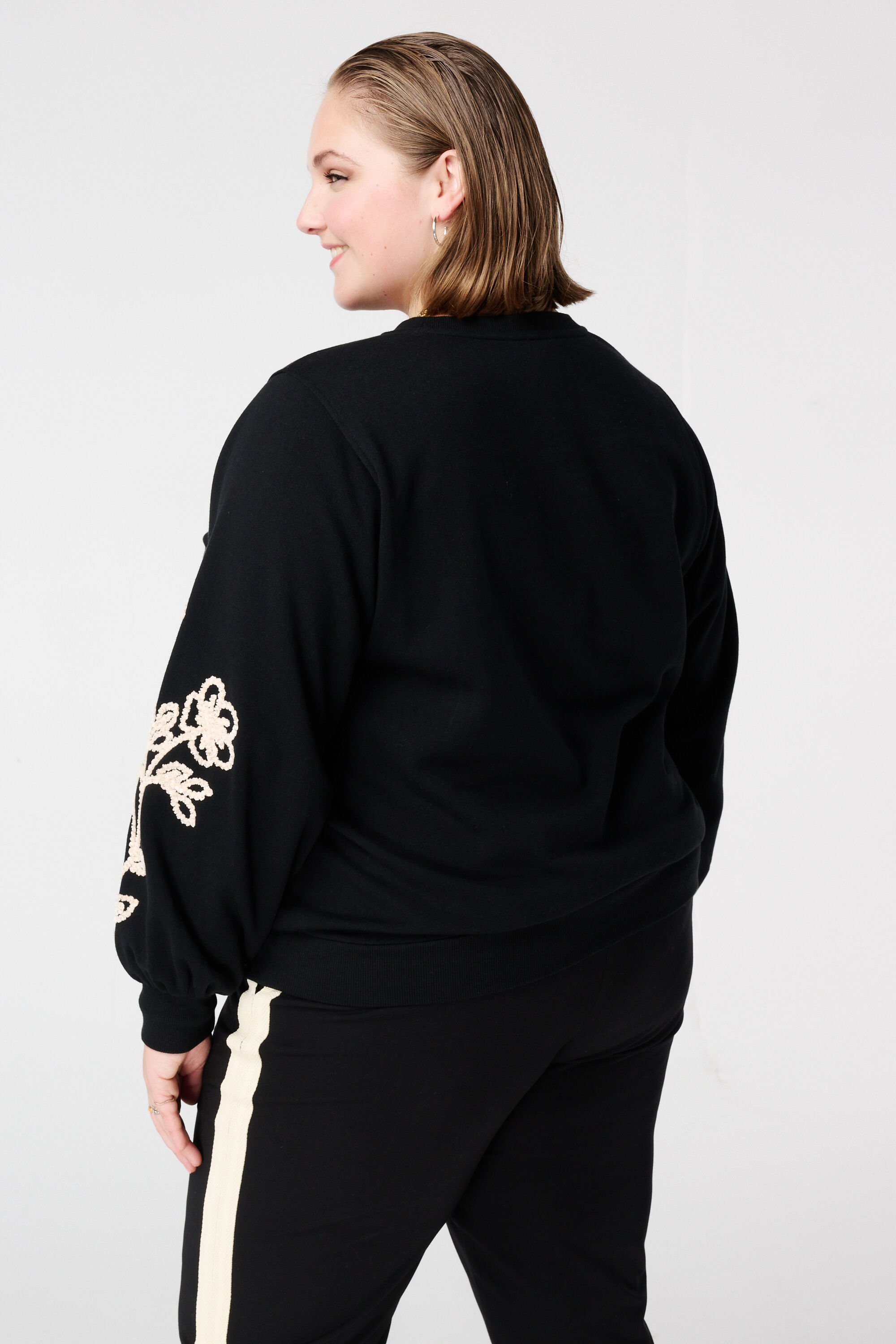 Jersey con bordados suaves en las mangas image number 3