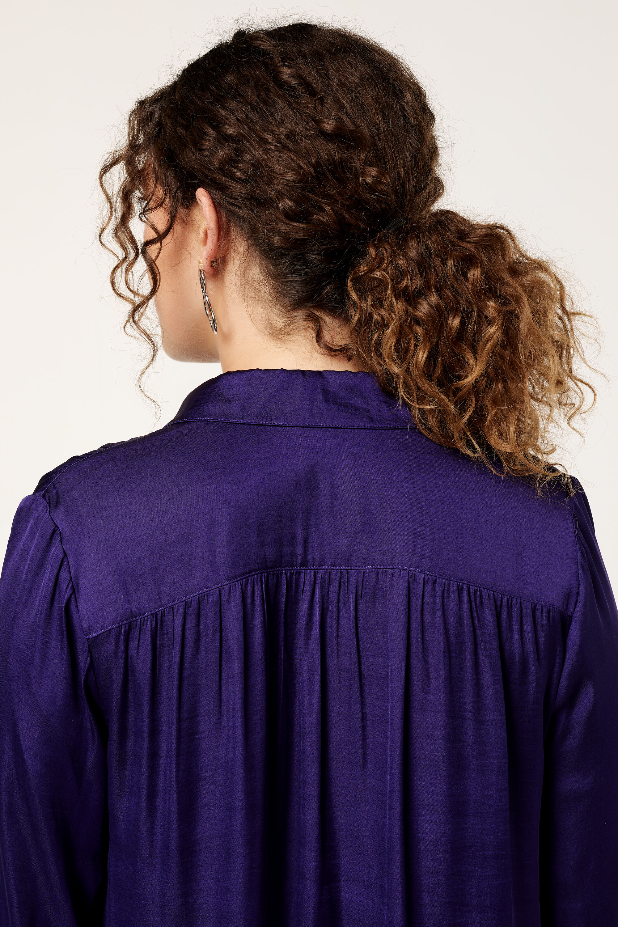 Blusa con cuello de pico image number 4