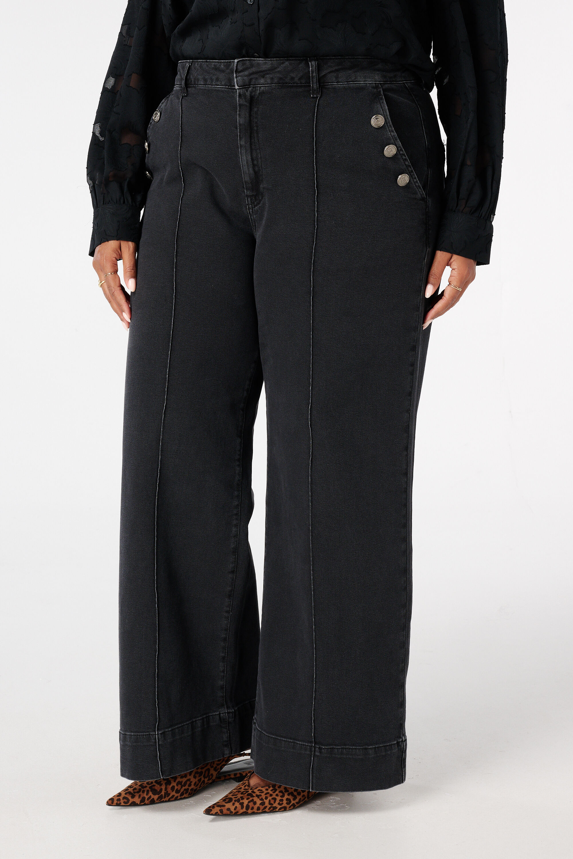 Vaqueros de pierna ancha con botones decorativos image number 5