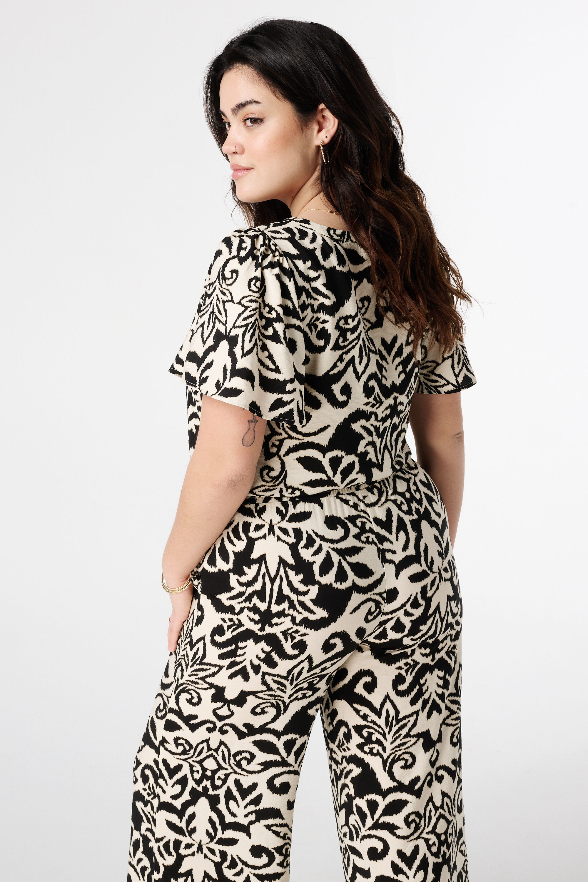 Blusa con un lazo decorativo image number 3