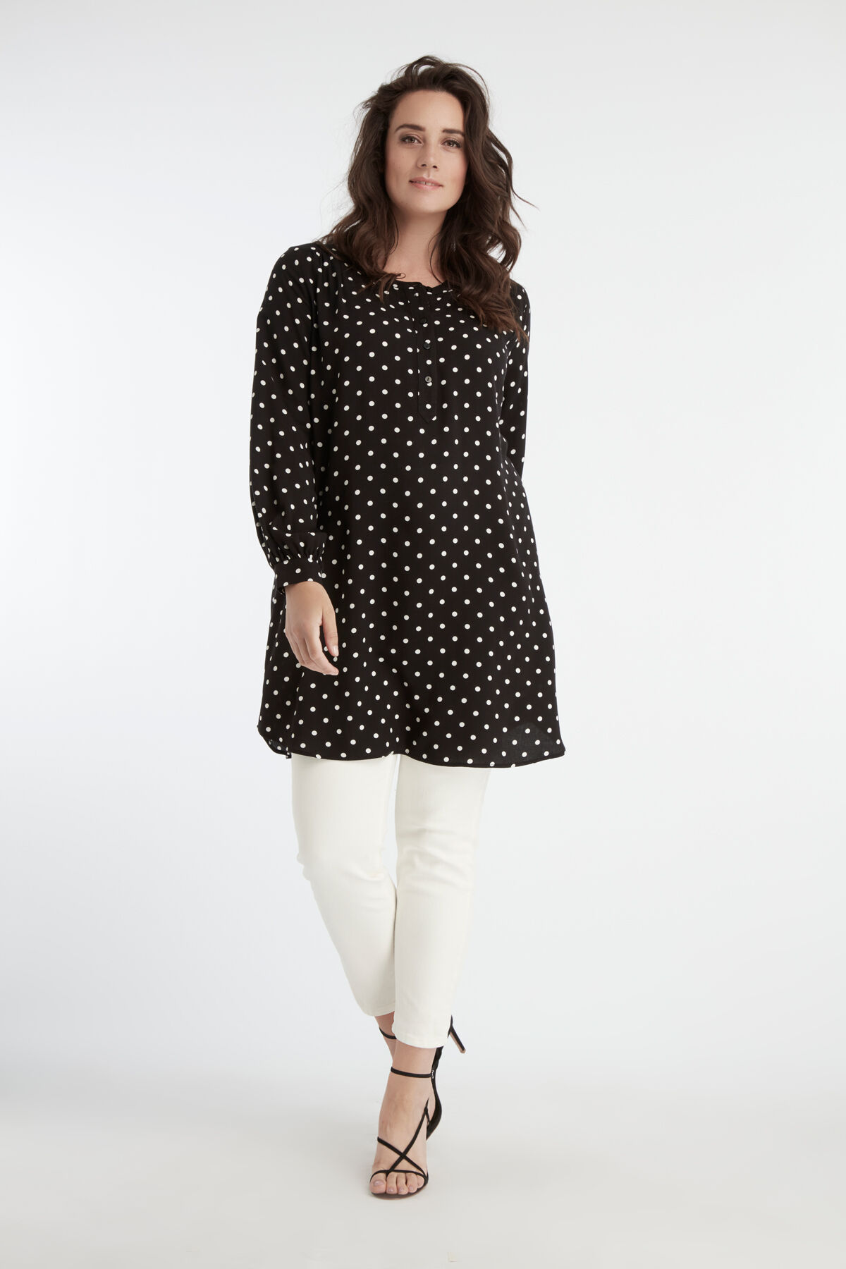 Blusa tipo t&uacute;nica de lunares image number 3