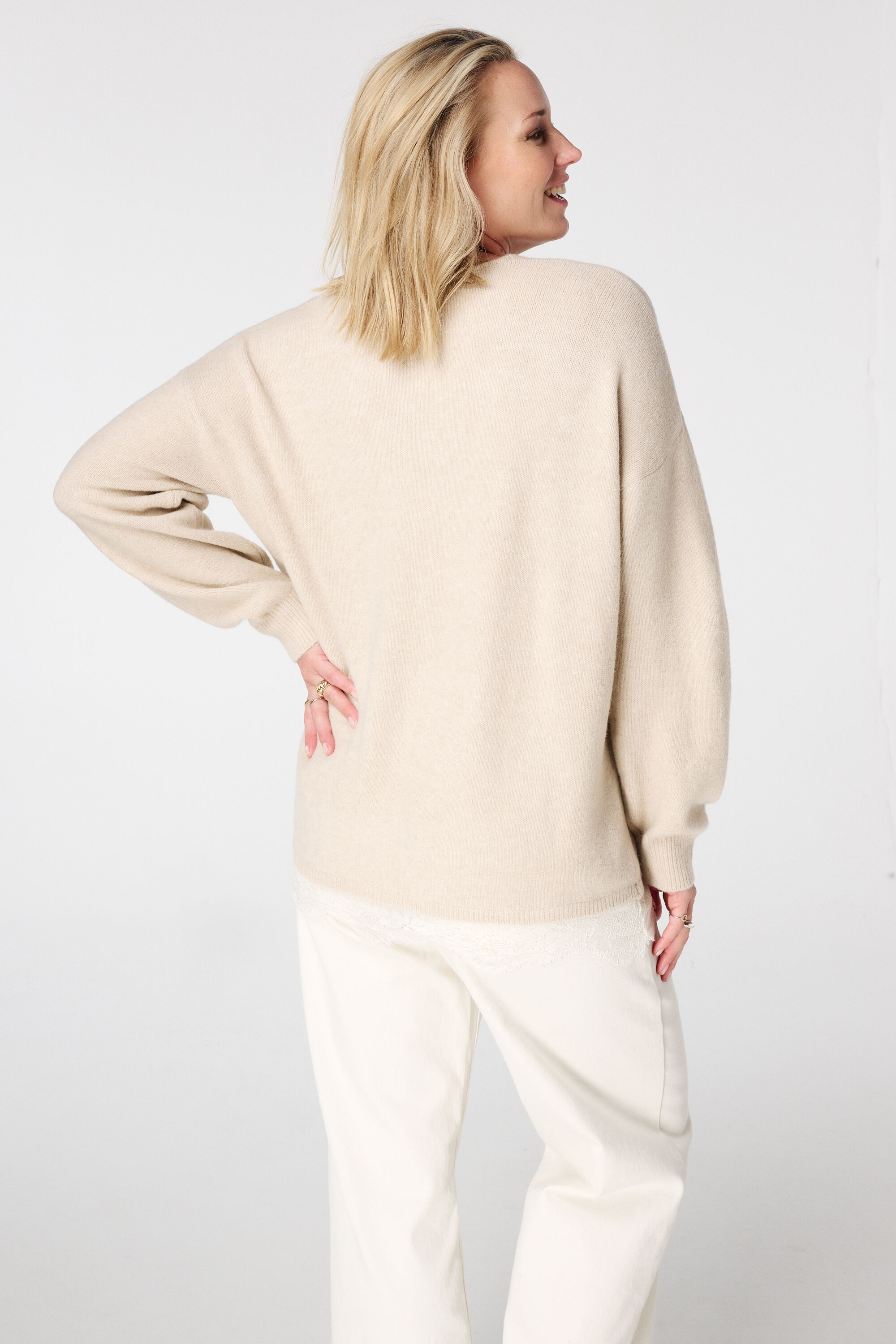 Jersey con escote en pico y encaje inferior image number 3