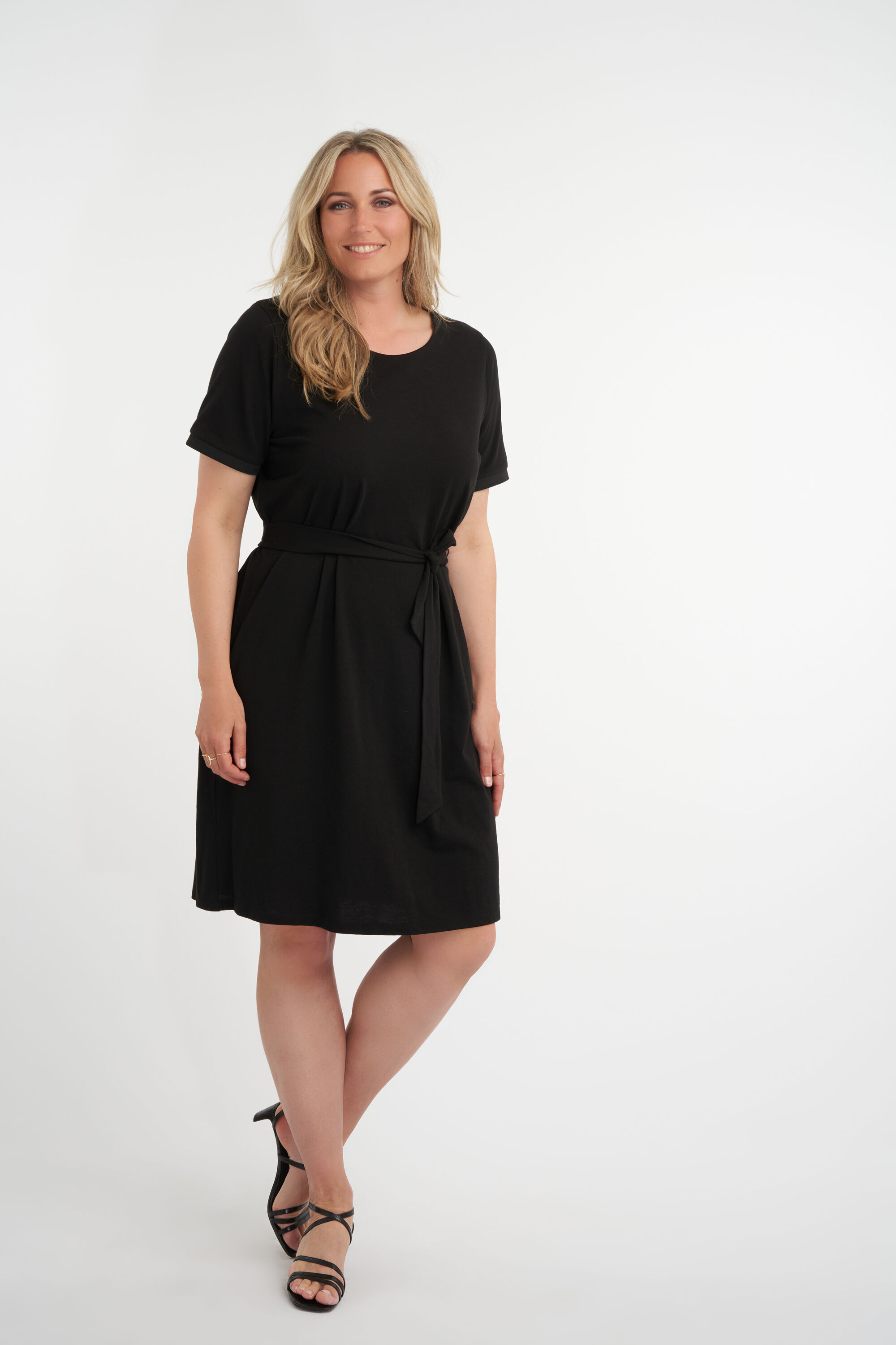 Vestido con cinto image number 6