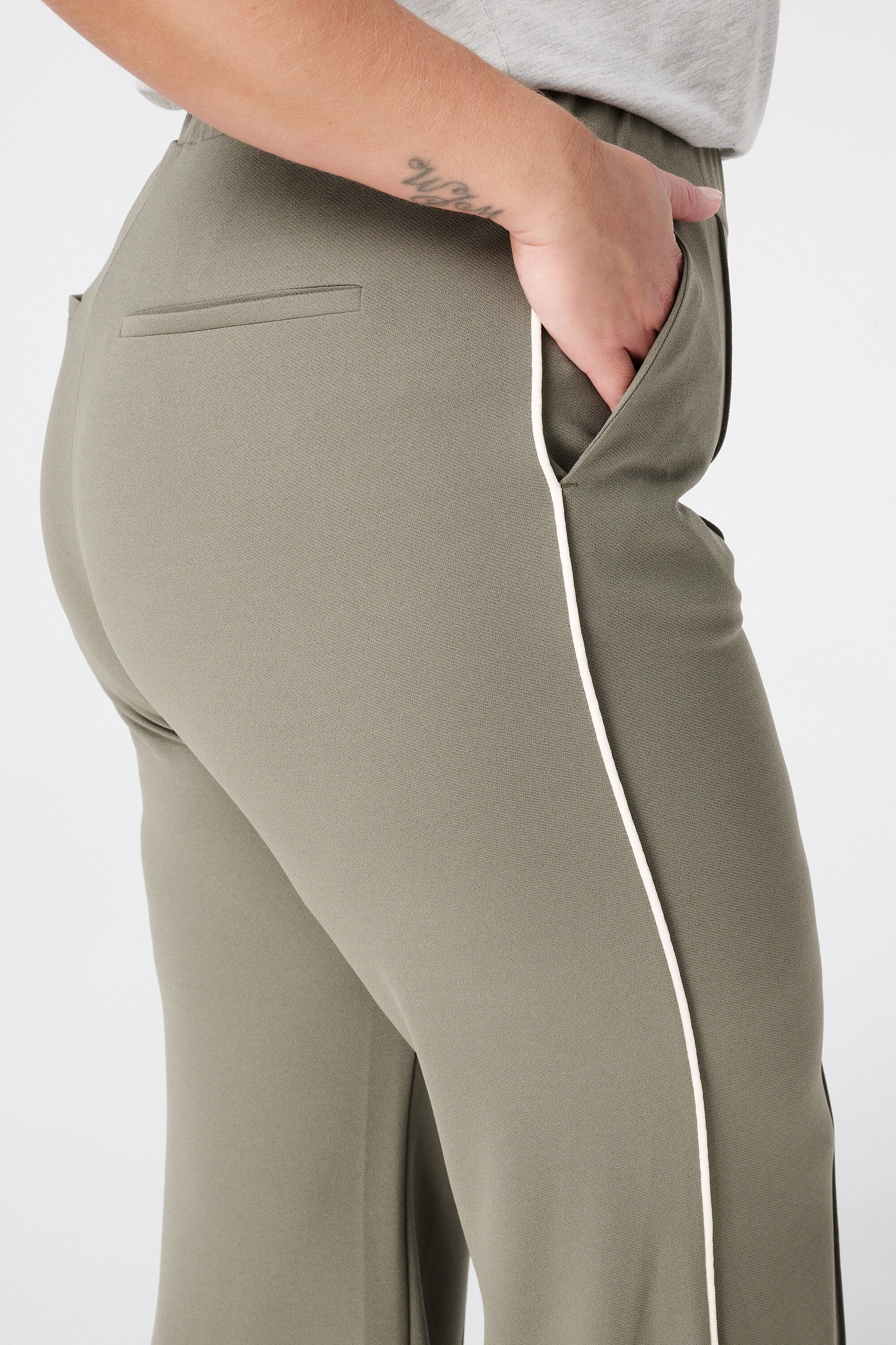 Vaqueros con pespuntes decorativos image number 4