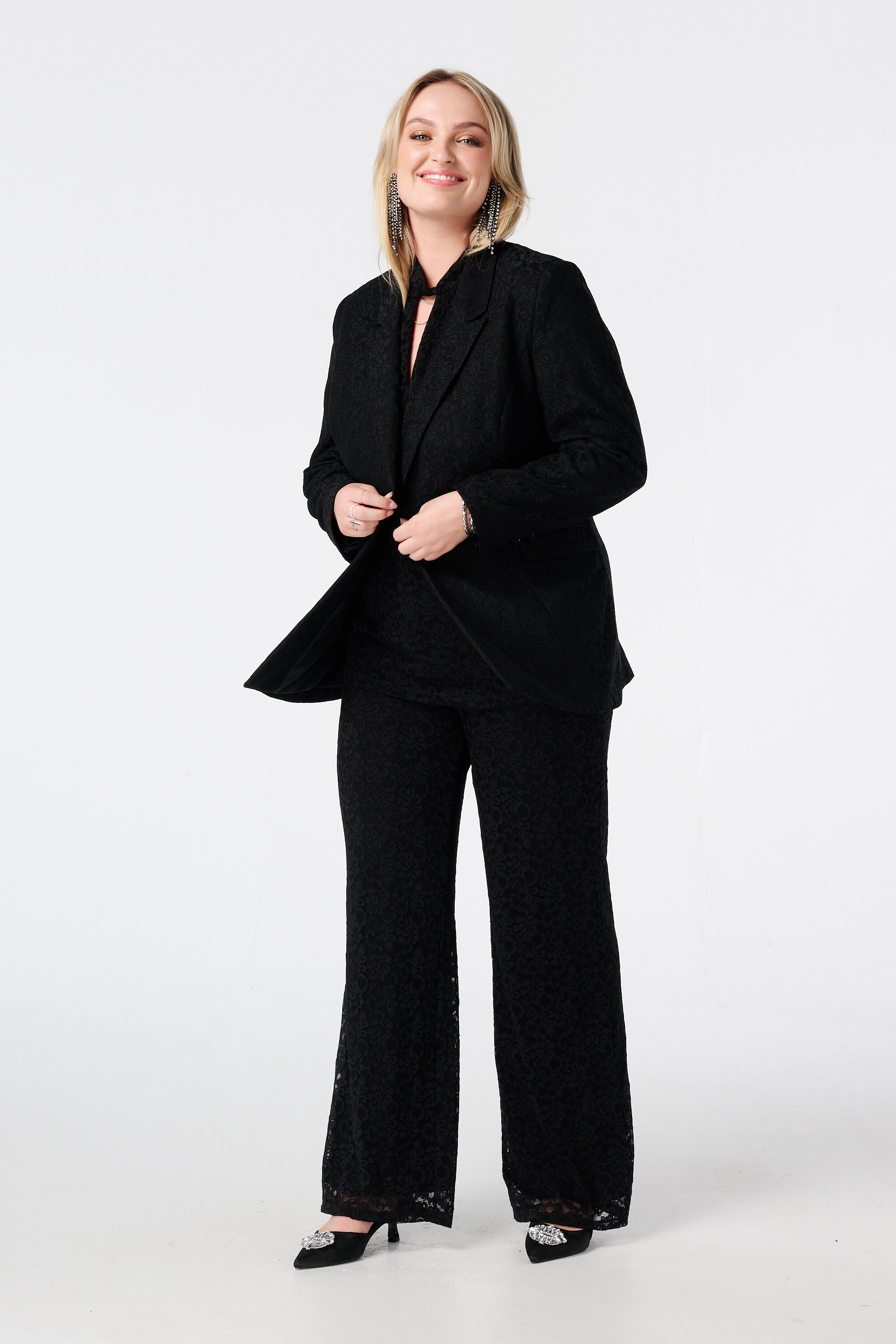 Blazer entallado de encaje image number 5