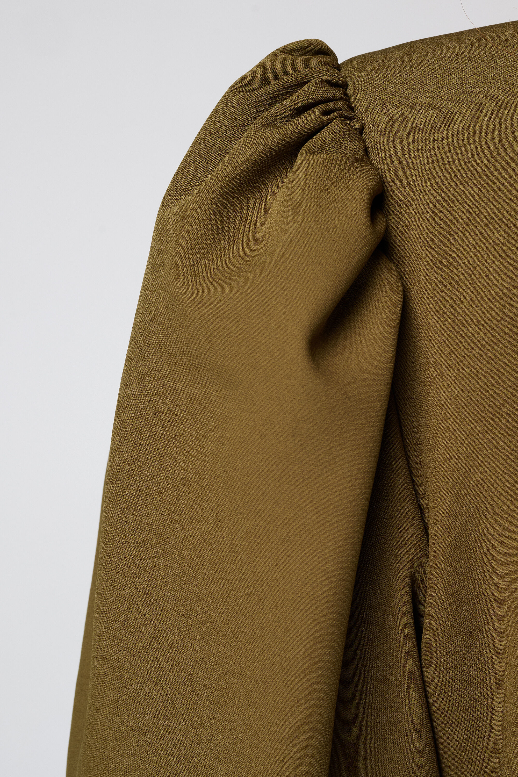 Blazer corta con mangas abullonadas image number 4