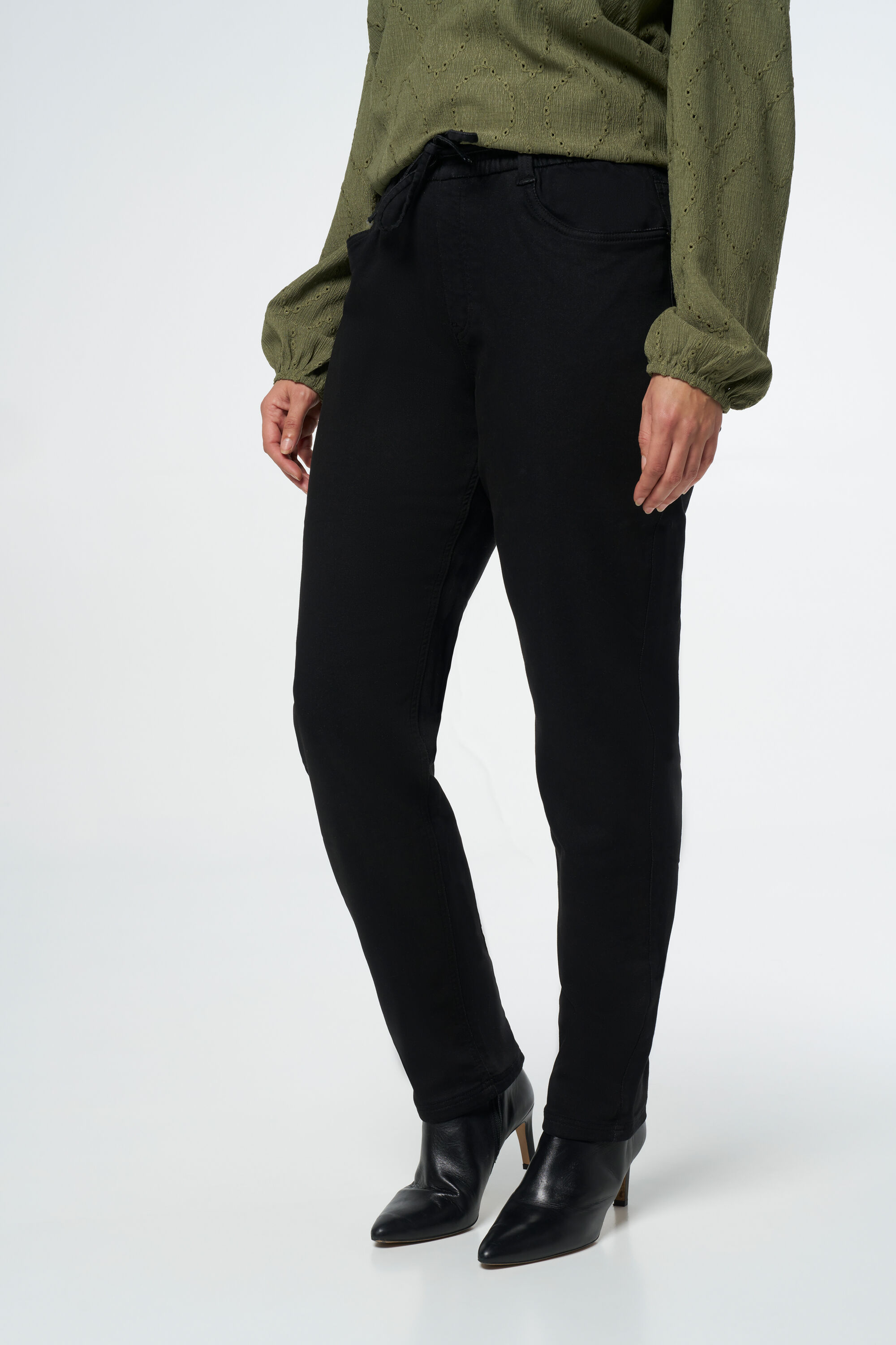 Pantal&oacute;n vaquero jogger image number 4