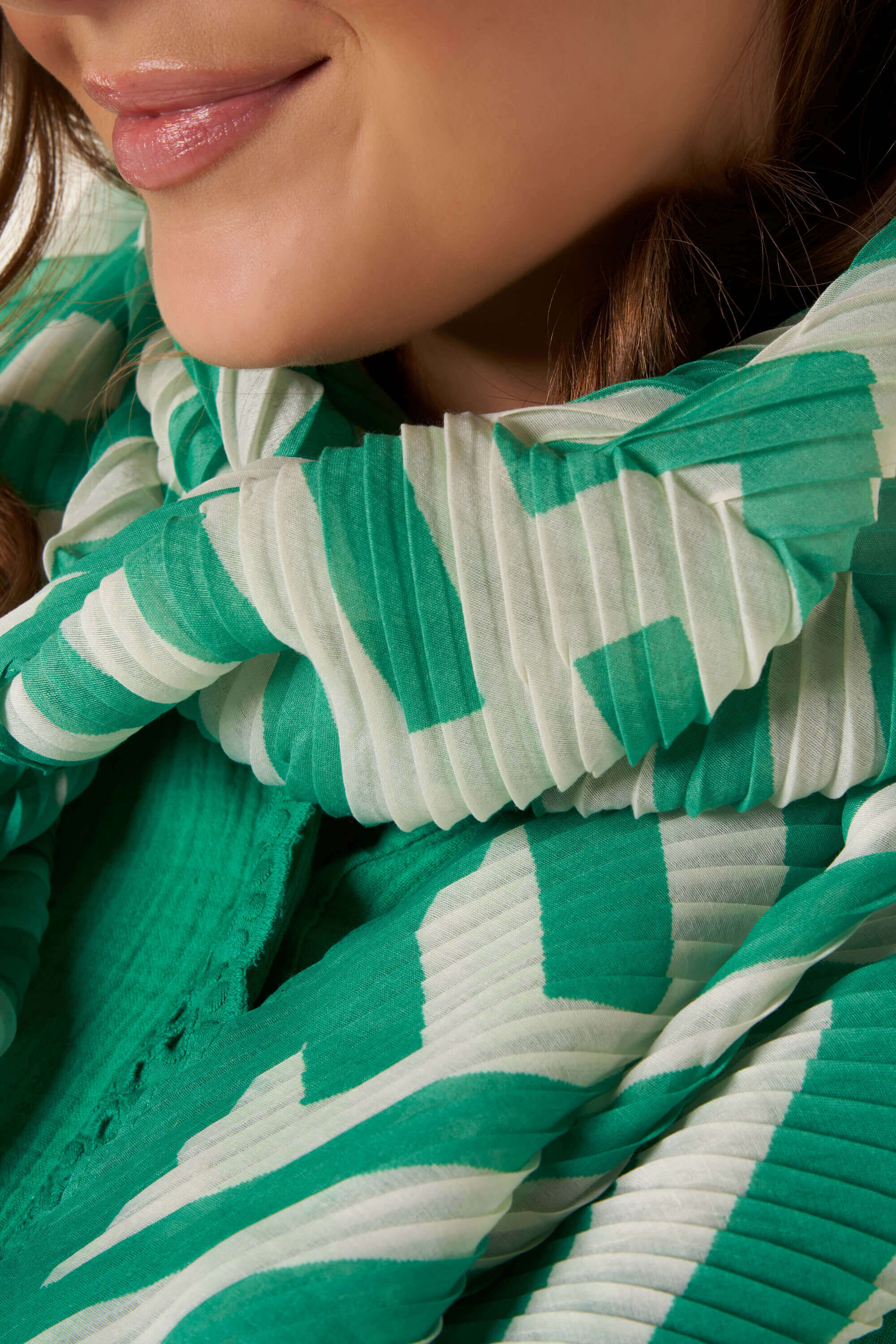 Fular con estampado  image number 4