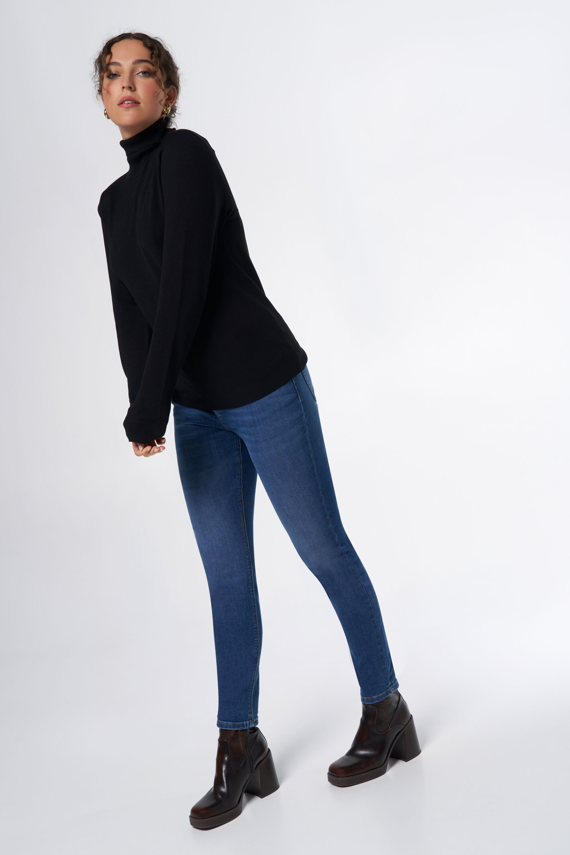 Su&eacute;ter de cuello alto image number 5