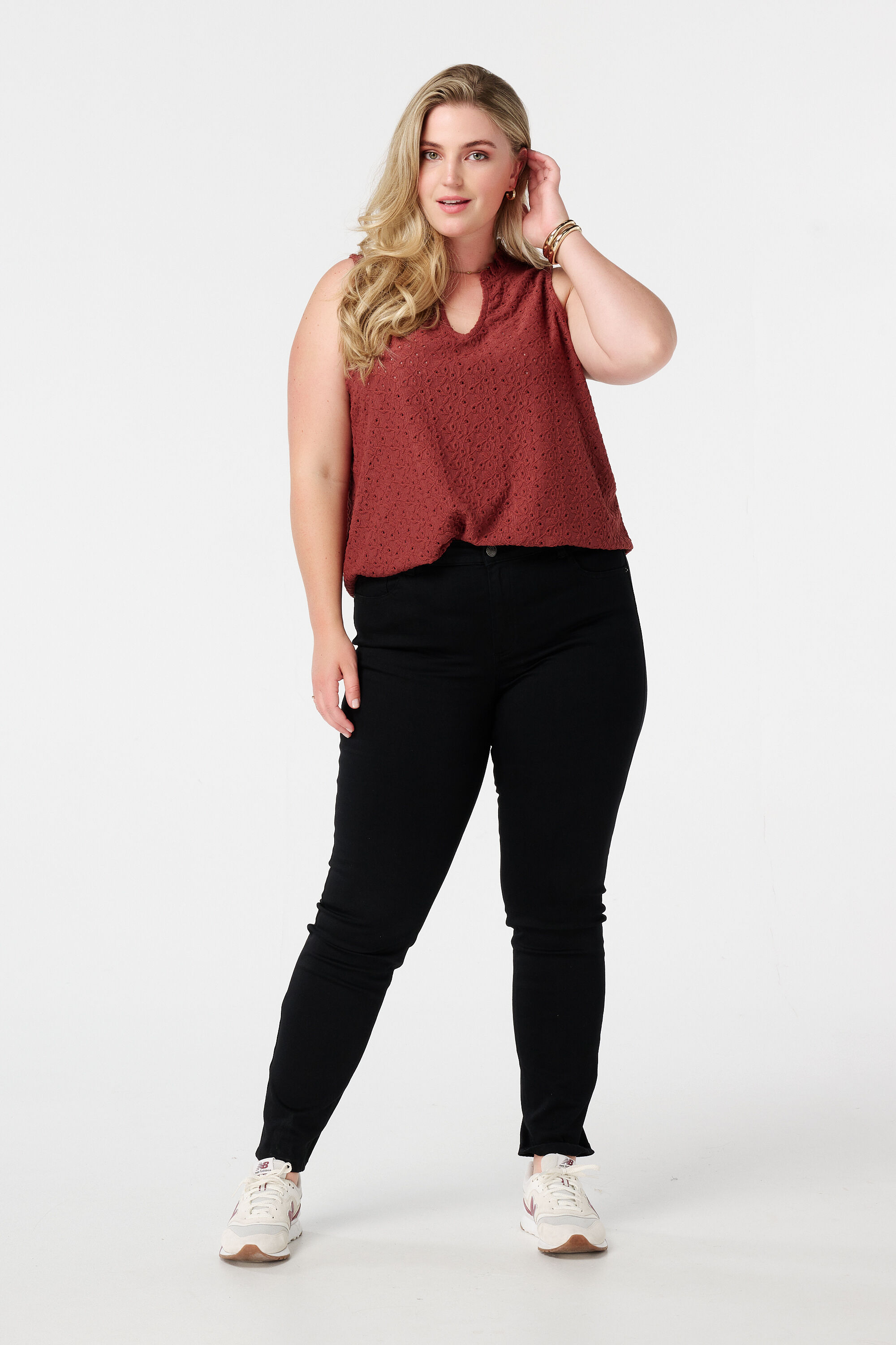 Top bordado sin mangas image number 5