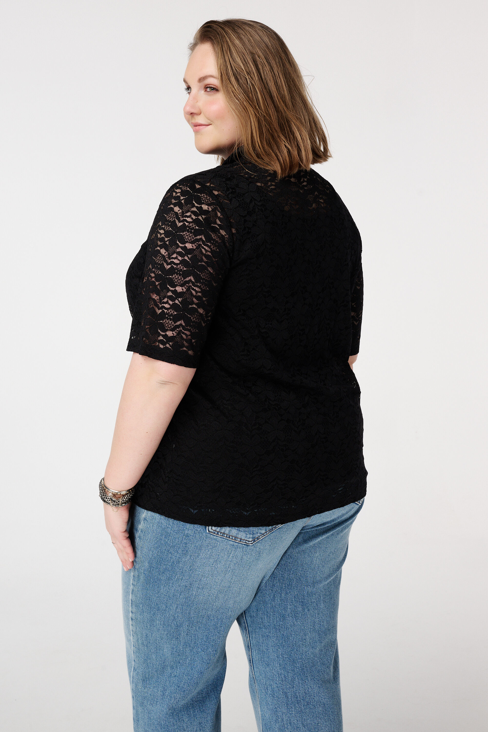 Top de encaje con mangas cortas image number 3